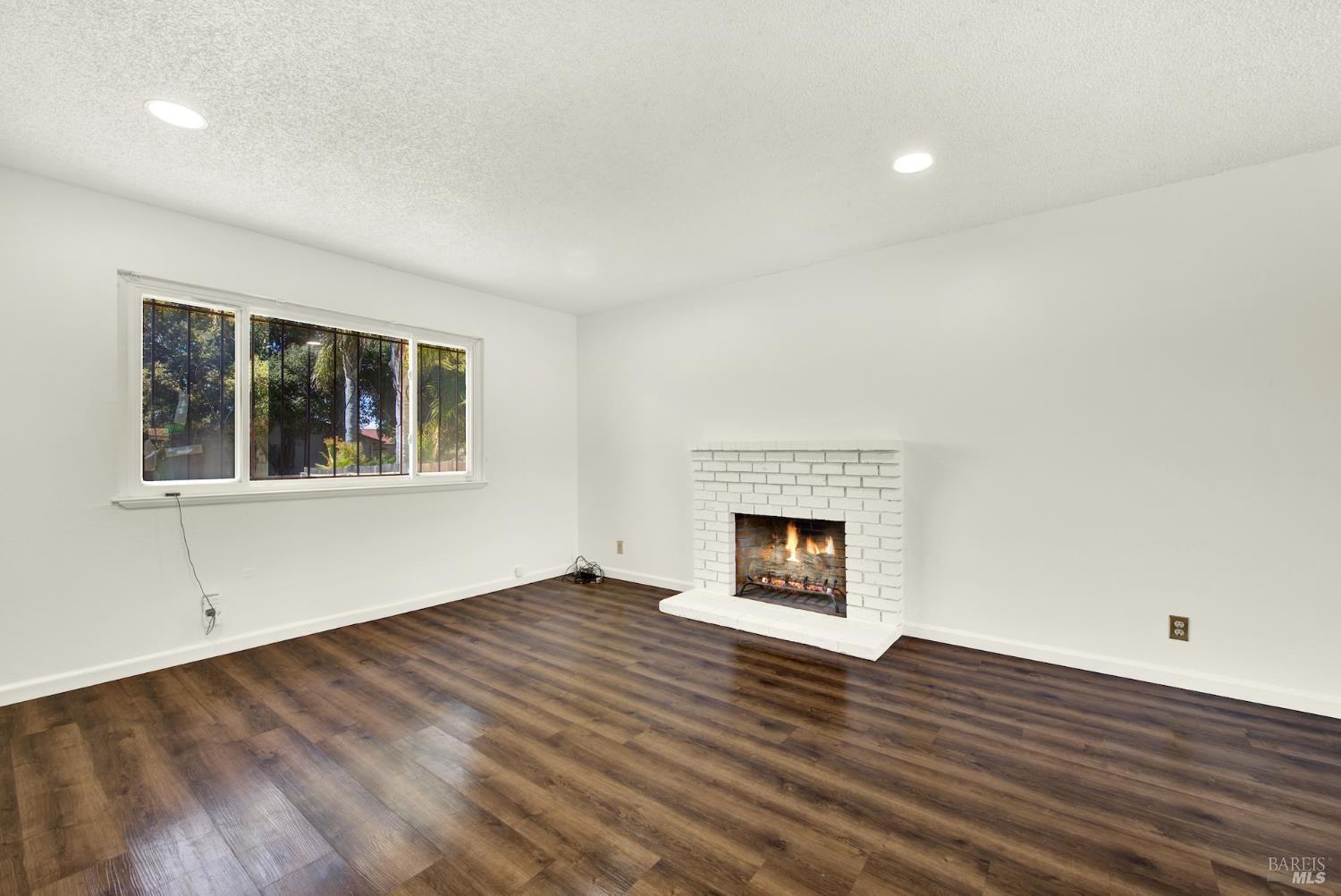 Detail Gallery Image 5 of 28 For 224 De Paul Dr, Vallejo,  CA 94589 - 4 Beds | 2 Baths