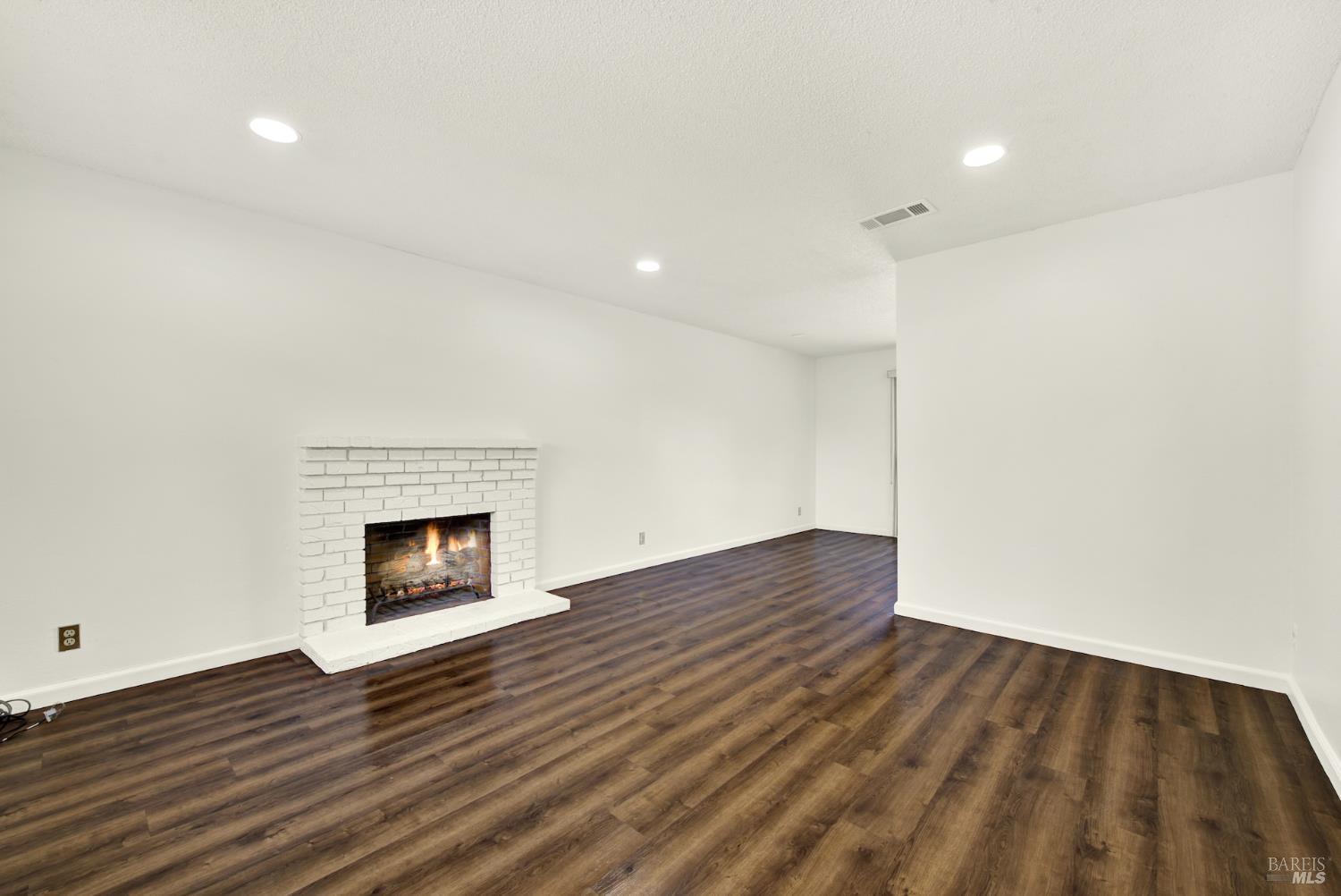 Detail Gallery Image 4 of 28 For 224 De Paul Dr, Vallejo,  CA 94589 - 4 Beds | 2 Baths