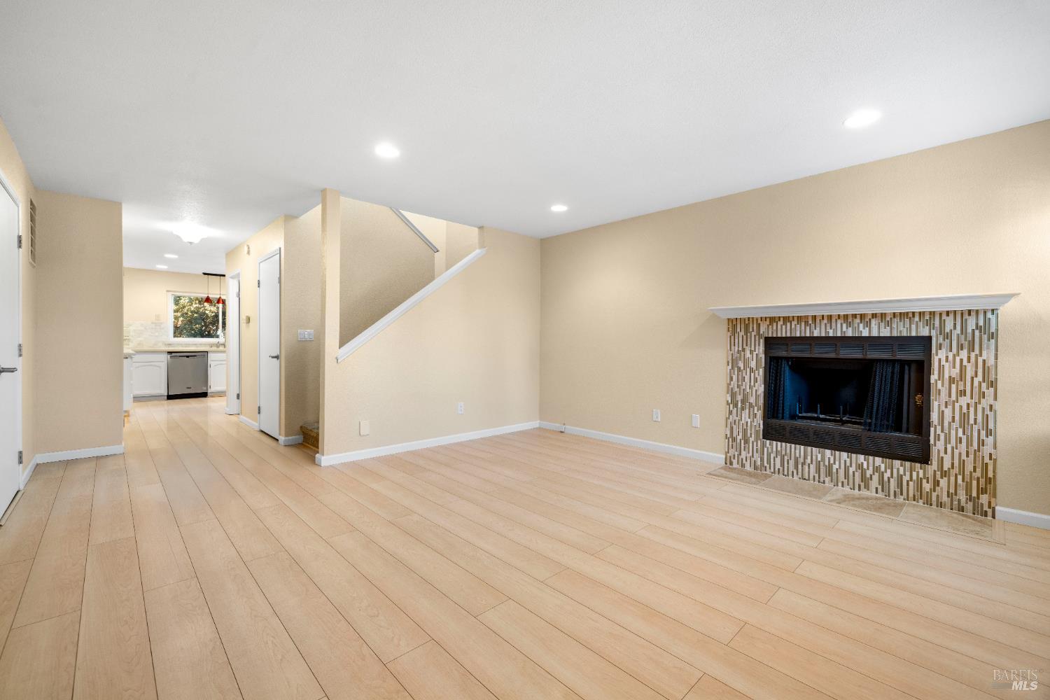 Detail Gallery Image 5 of 26 For 985 Hacienda Cir, Rohnert Park,  CA 94928 - 2 Beds | 1/1 Baths