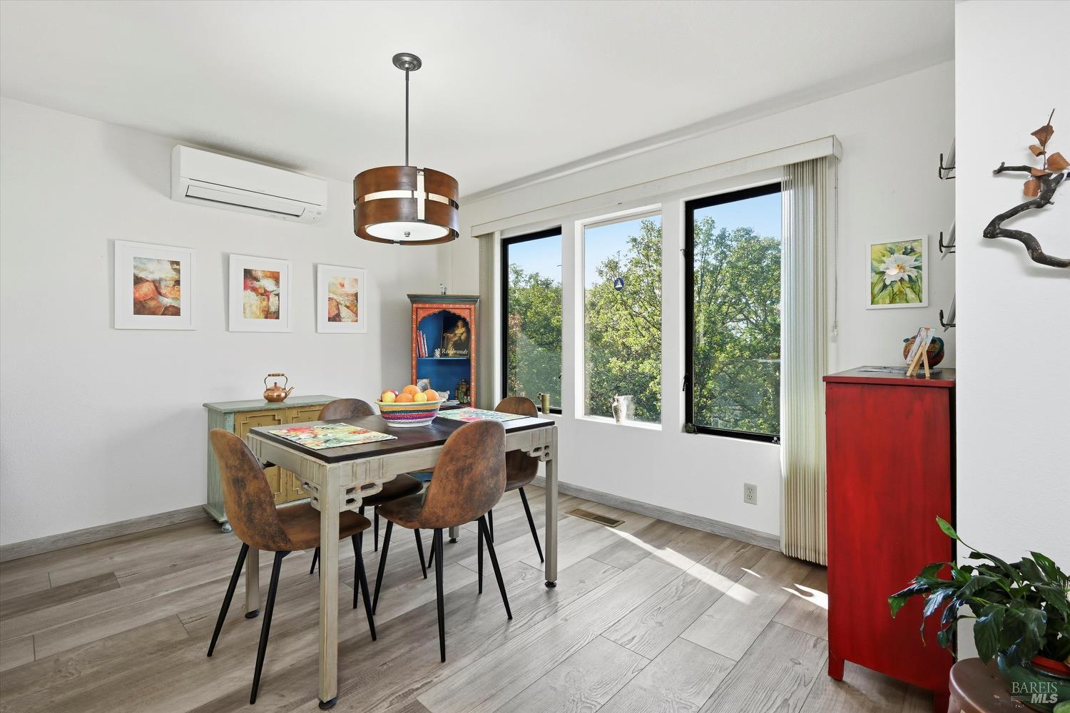 Detail Gallery Image 8 of 34 For 17937 Moon Hill Ct, Hidden Valley Lake,  CA 95467 - 3 Beds | 2 Baths