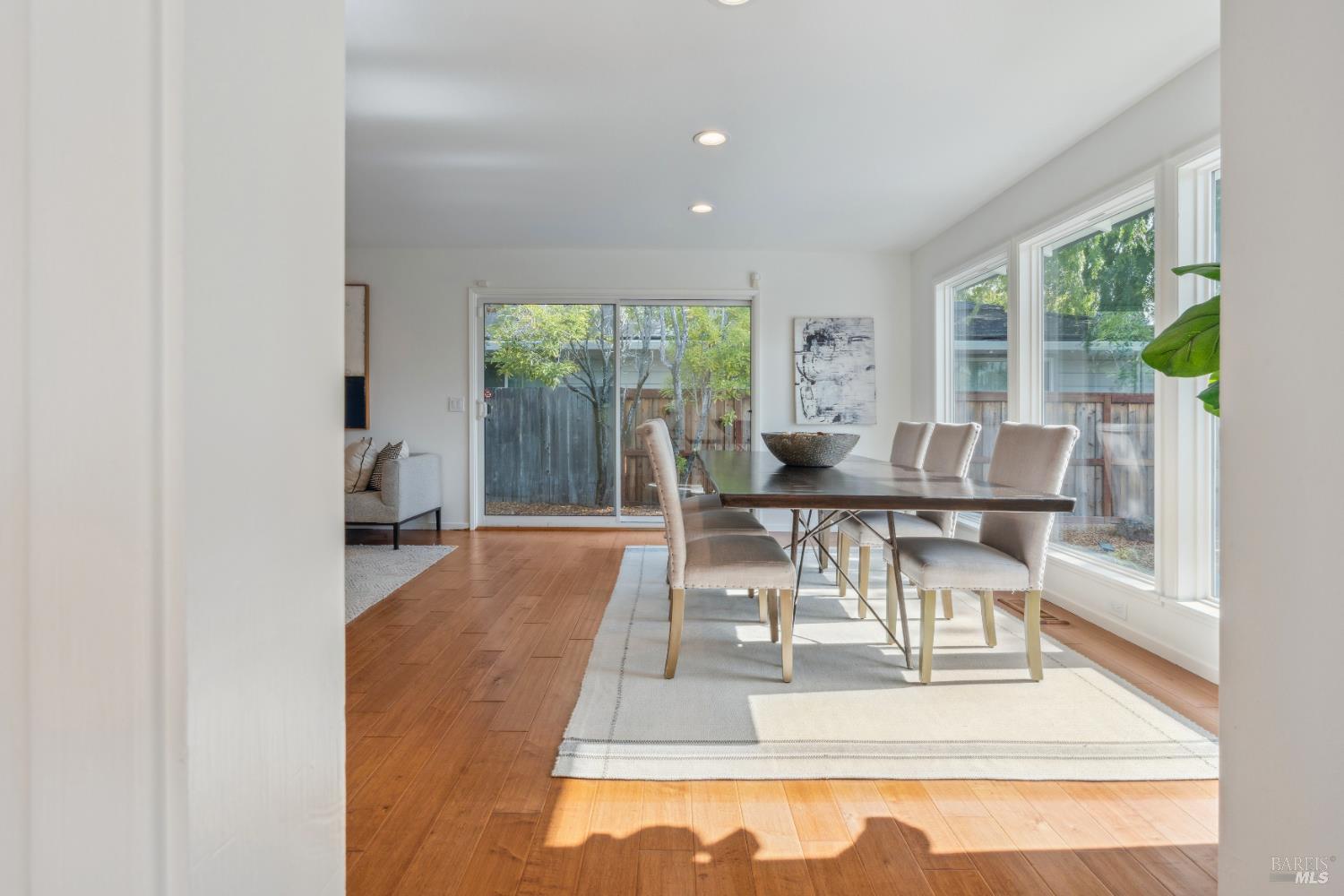 Detail Gallery Image 11 of 57 For 24 Bonnie Banks Way, San Rafael,  CA 94901 - 4 Beds | 3/1 Baths