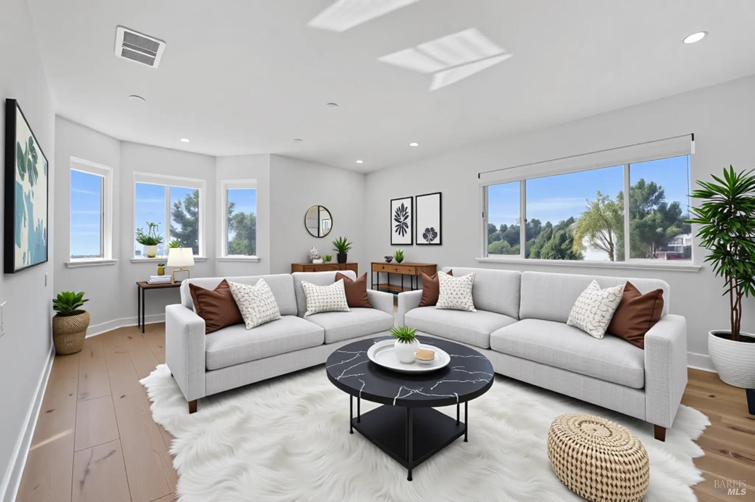 Detail Gallery Image 4 of 34 For 3330 Monterey Blvd, Oakland,  CA 94602 - 5 Beds | 3/1 Baths