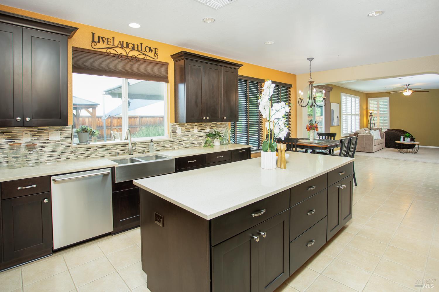 Detail Gallery Image 19 of 68 For 1440 Folsom Downs Cir, Dixon,  CA 95620 - 5 Beds | 3/1 Baths