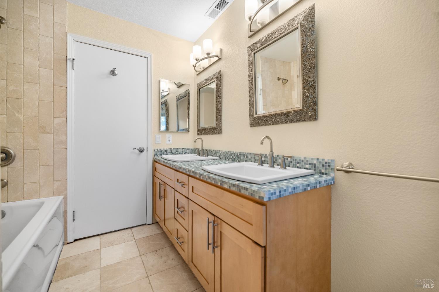 Detail Gallery Image 21 of 26 For 985 Hacienda Cir, Rohnert Park,  CA 94928 - 2 Beds | 1/1 Baths