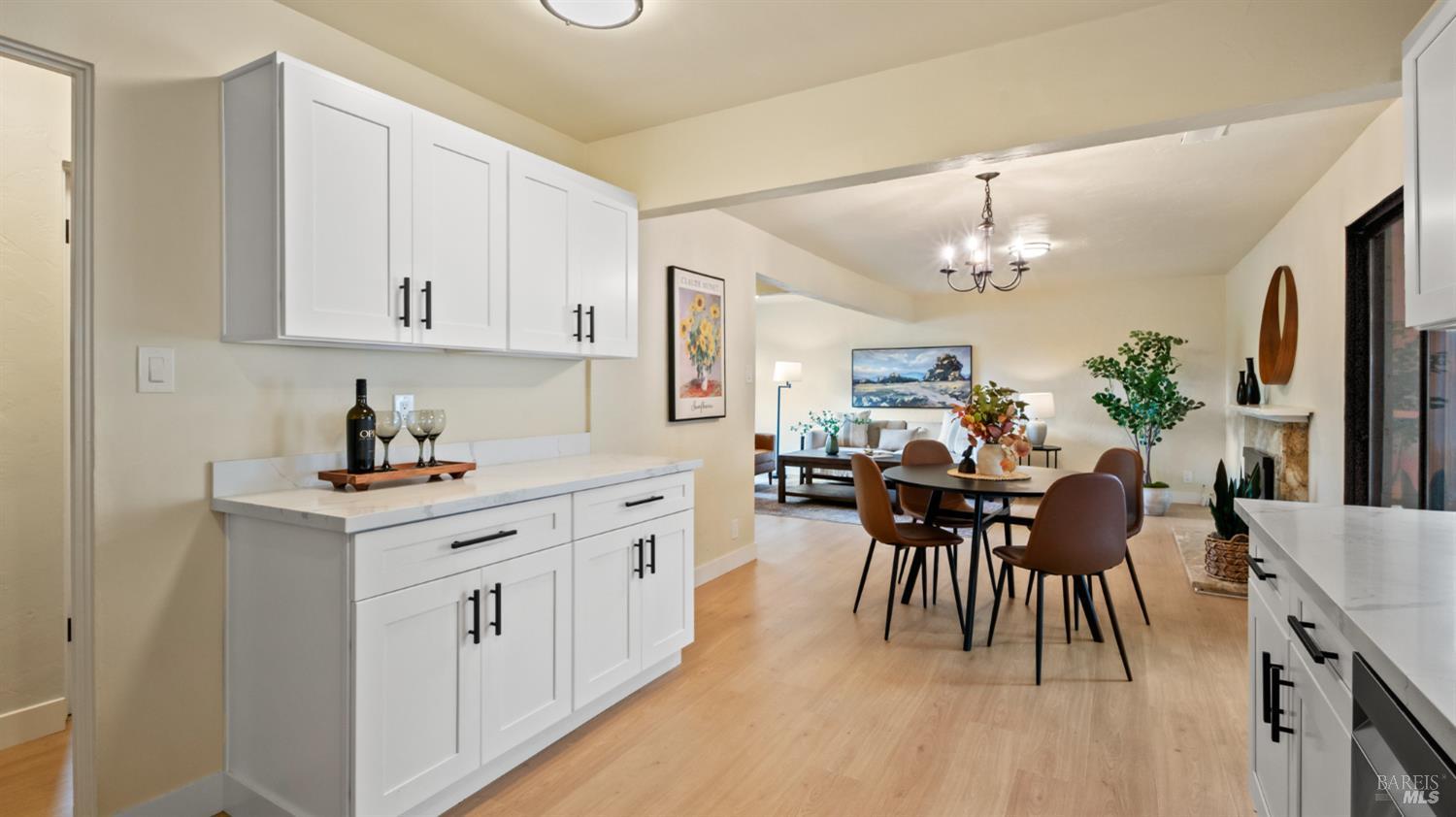 Detail Gallery Image 12 of 38 For 65 Arlington Dr, Petaluma,  CA 94952 - 3 Beds | 2 Baths