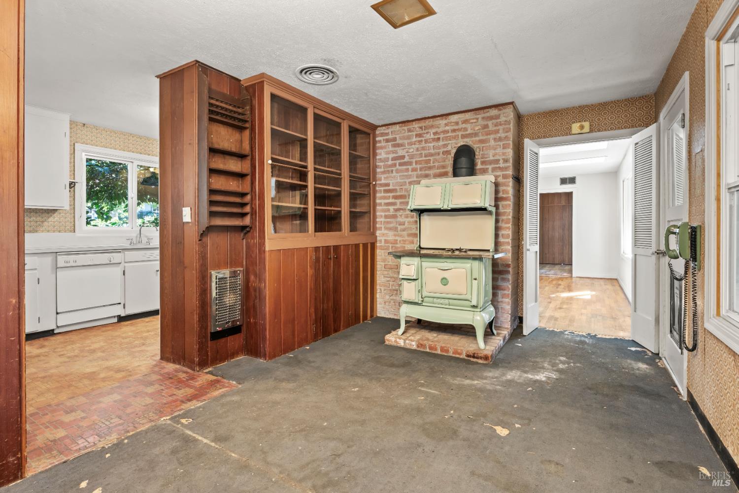 Detail Gallery Image 8 of 23 For 1575 Manzanita Dr, Ukiah,  CA 95482 - 3 Beds | 2/1 Baths