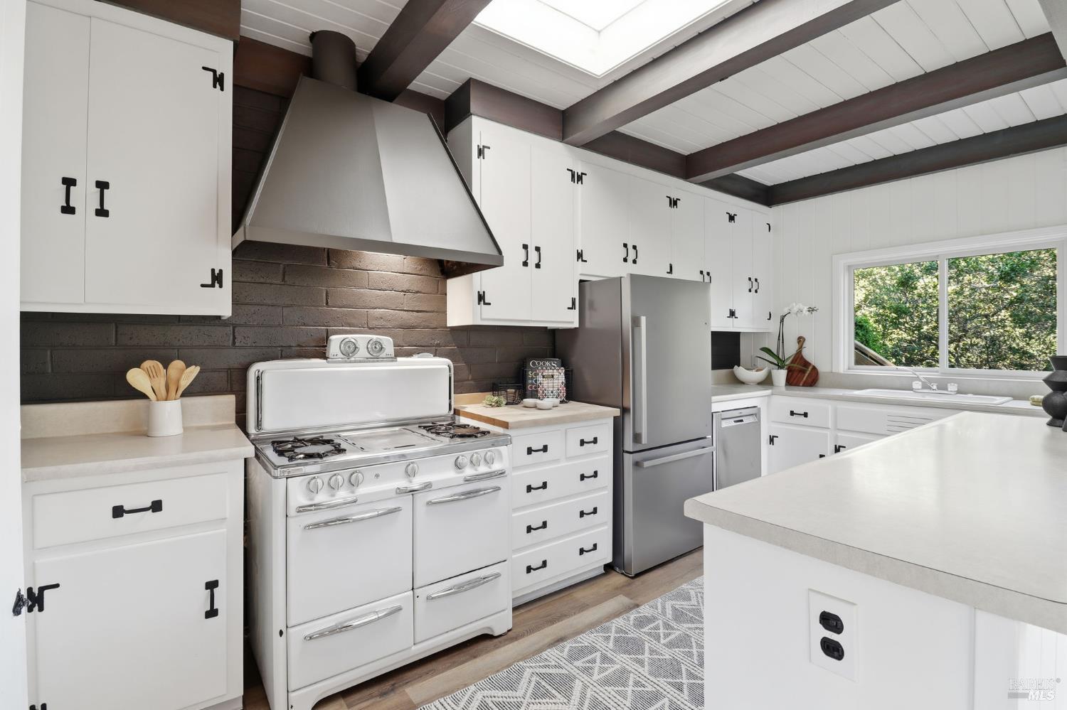 Detail Gallery Image 13 of 54 For 19 Cushing Dr, Mill Valley,  CA 94941 - 4 Beds | 3 Baths