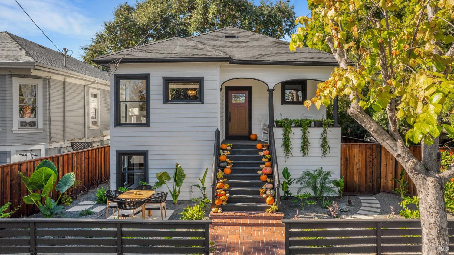 Detail Gallery Image 3 of 57 For 431 Brown St, Napa,  CA 94559 - 5 Beds | 2 Baths