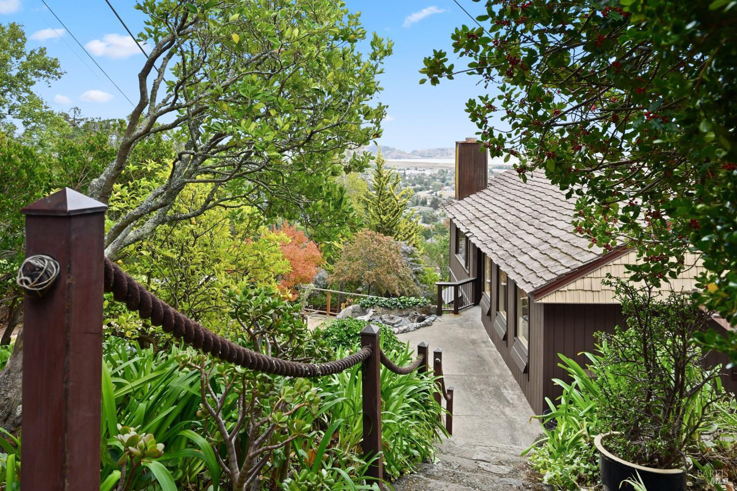 Detail Gallery Image 2 of 43 For 666 Redwood Ave, Corte Madera,  CA 94925 - 3 Beds | 2 Baths