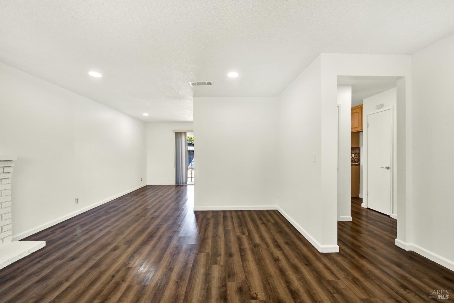 Detail Gallery Image 8 of 28 For 224 De Paul Dr, Vallejo,  CA 94589 - 4 Beds | 2 Baths