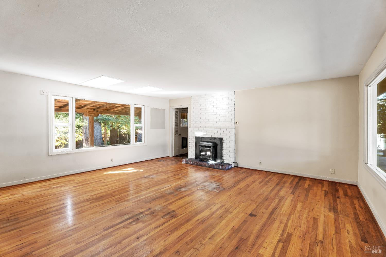 Detail Gallery Image 3 of 23 For 1575 Manzanita Dr, Ukiah,  CA 95482 - 3 Beds | 2/1 Baths