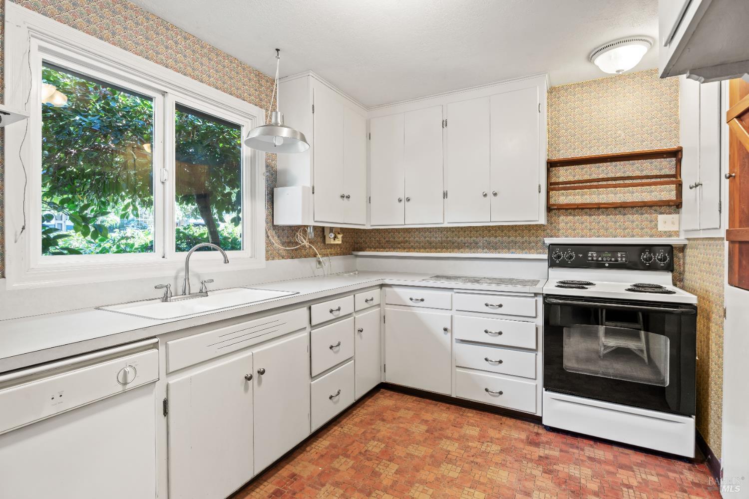 Detail Gallery Image 7 of 23 For 1575 Manzanita Dr, Ukiah,  CA 95482 - 3 Beds | 2/1 Baths