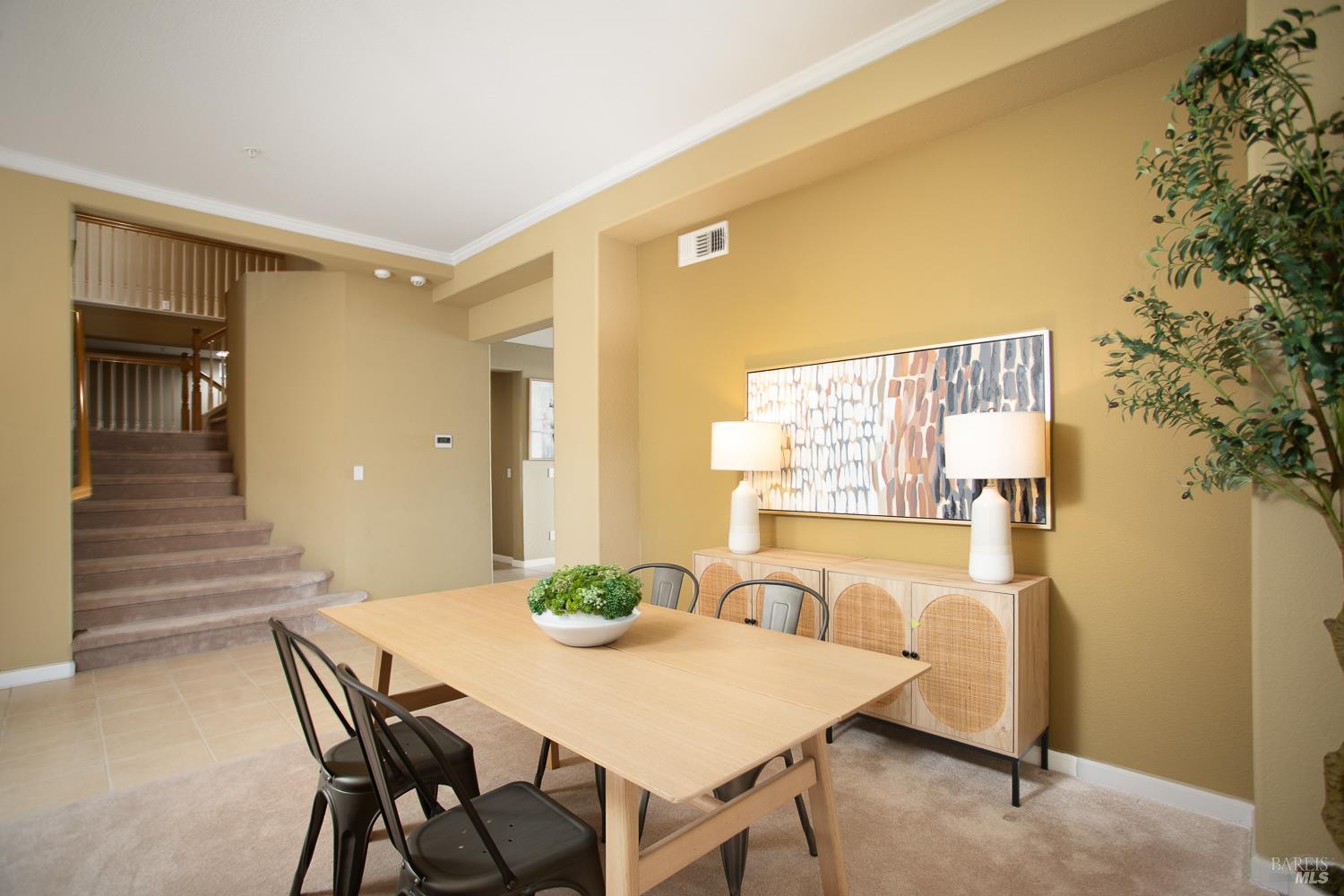 Detail Gallery Image 9 of 68 For 1440 Folsom Downs Cir, Dixon,  CA 95620 - 5 Beds | 3/1 Baths