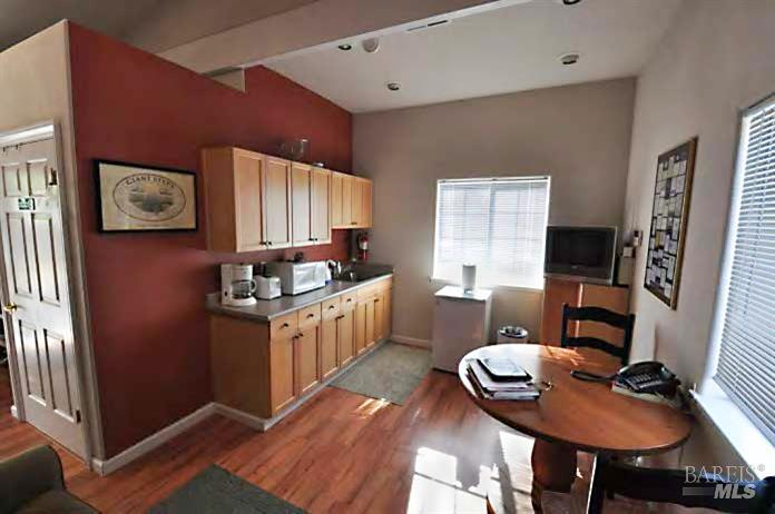 Detail Gallery Image 10 of 24 For 703 Jefferson St, Napa,  CA 94559 - – Beds | – Baths