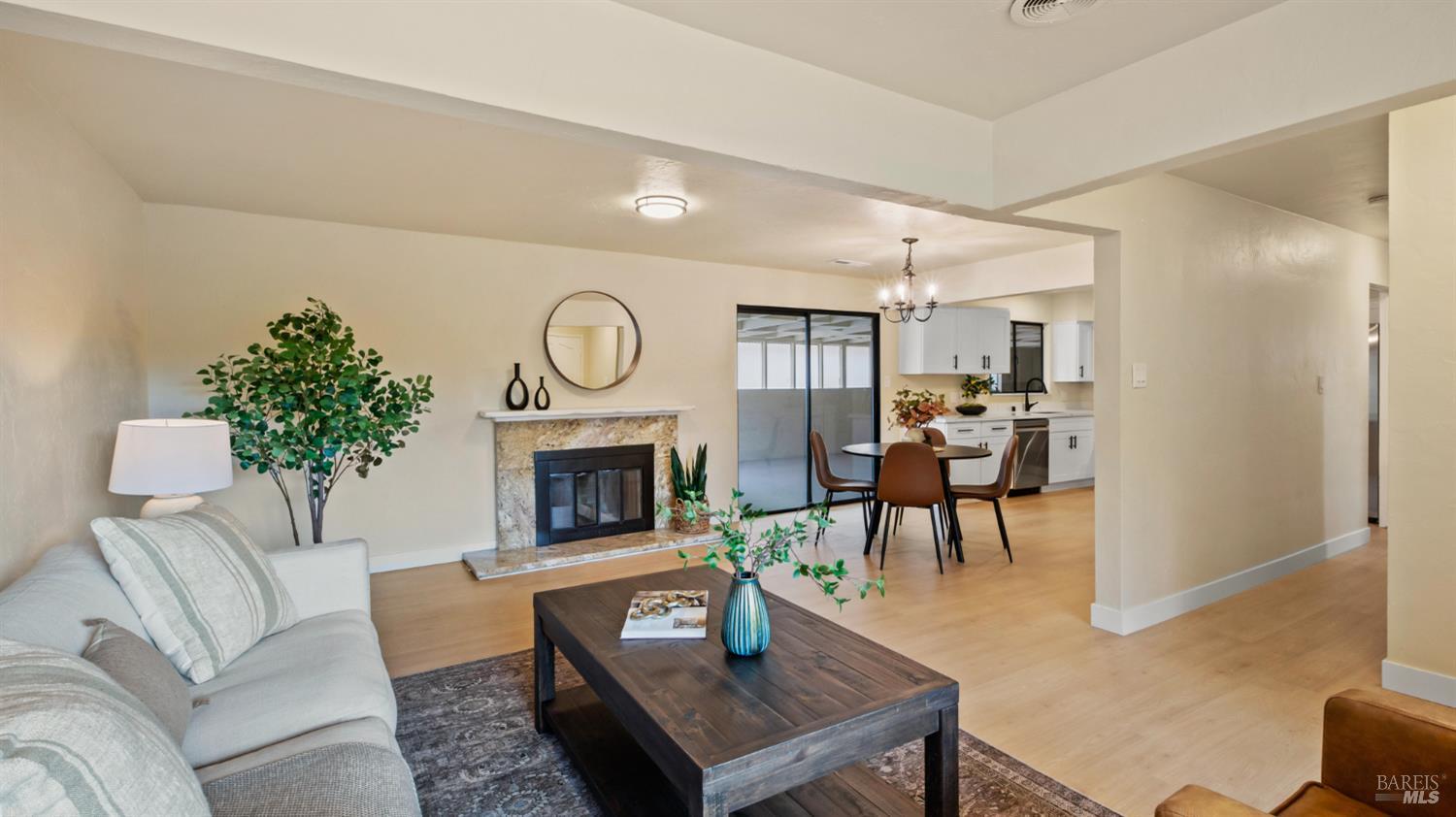 Detail Gallery Image 2 of 38 For 65 Arlington Dr, Petaluma,  CA 94952 - 3 Beds | 2 Baths