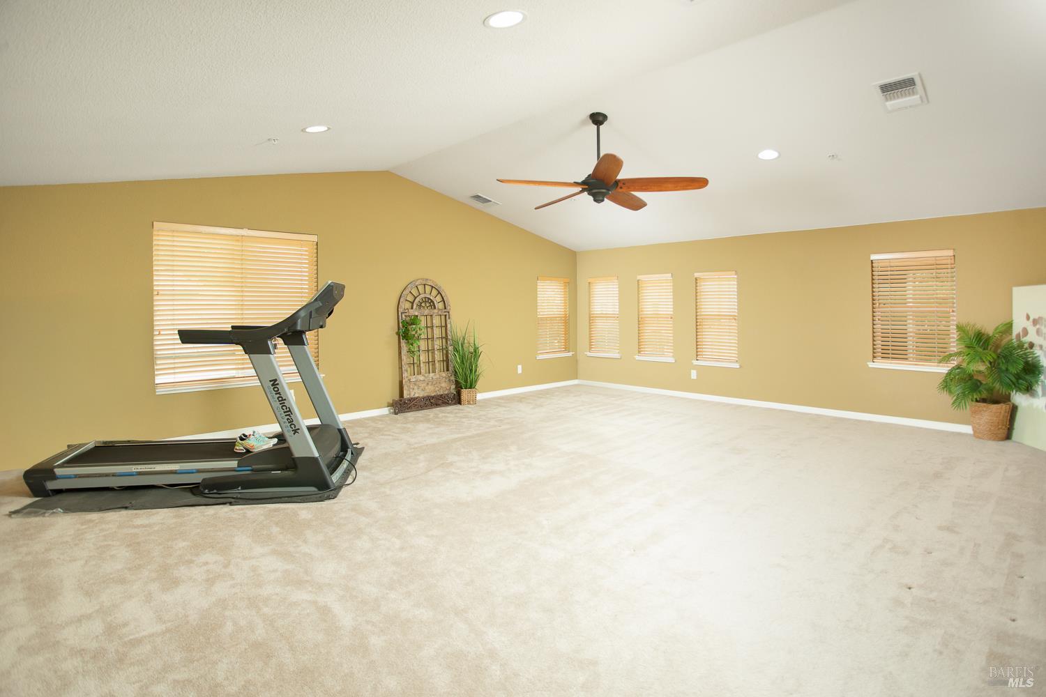 Detail Gallery Image 31 of 68 For 1440 Folsom Downs Cir, Dixon,  CA 95620 - 5 Beds | 3/1 Baths