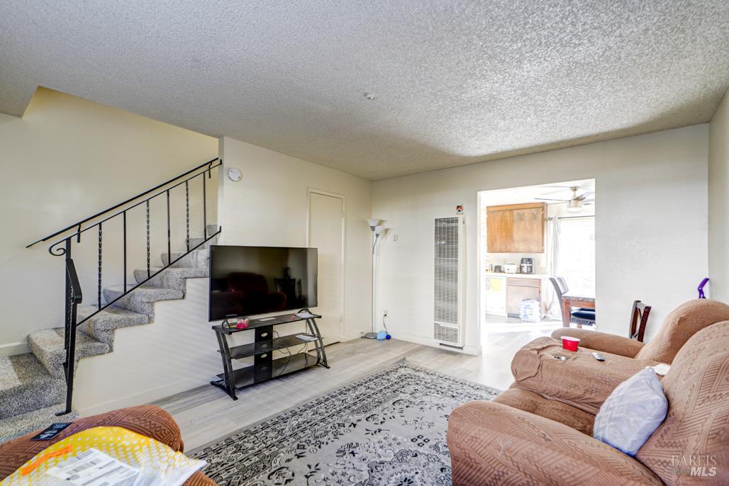 Detail Gallery Image 4 of 11 For 722 Orchard St, Santa Rosa,  CA 95404 - – Beds | – Baths