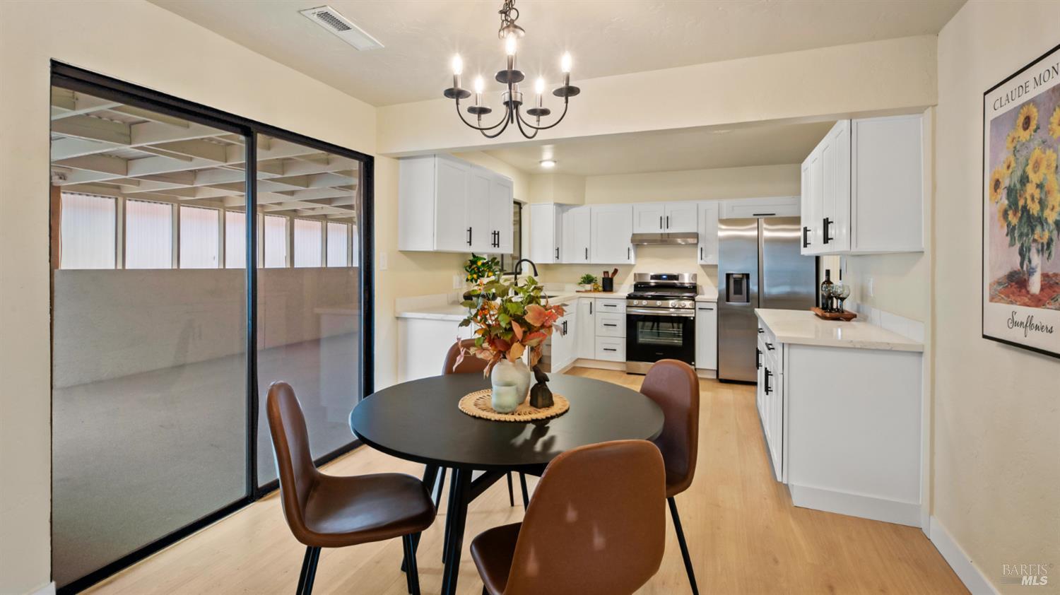 Detail Gallery Image 6 of 38 For 65 Arlington Dr, Petaluma,  CA 94952 - 3 Beds | 2 Baths