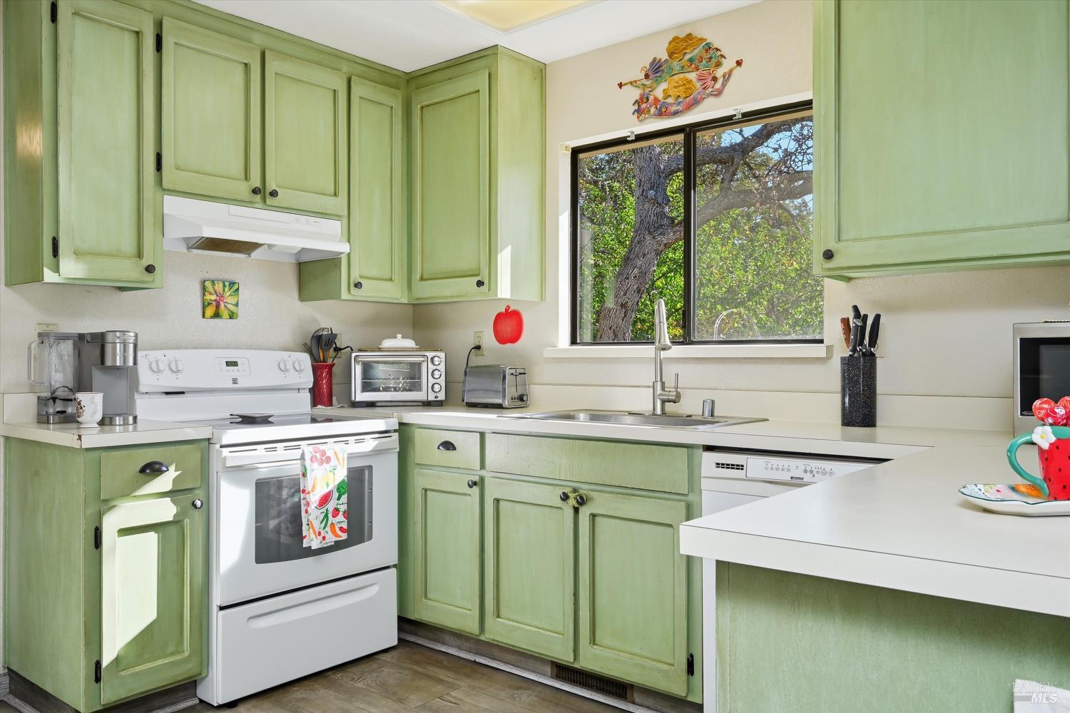 Detail Gallery Image 12 of 34 For 17937 Moon Hill Ct, Hidden Valley Lake,  CA 95467 - 3 Beds | 2 Baths