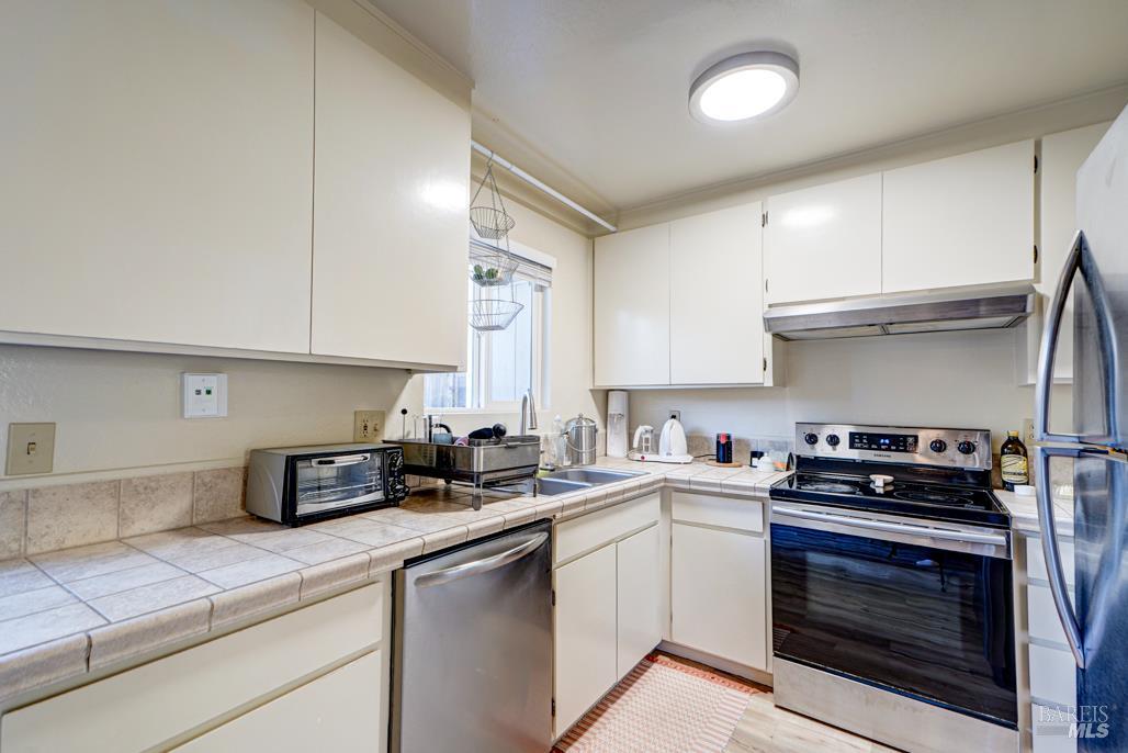 Detail Gallery Image 7 of 14 For 726 Orchard St, Santa Rosa,  CA 95404 - – Beds | – Baths