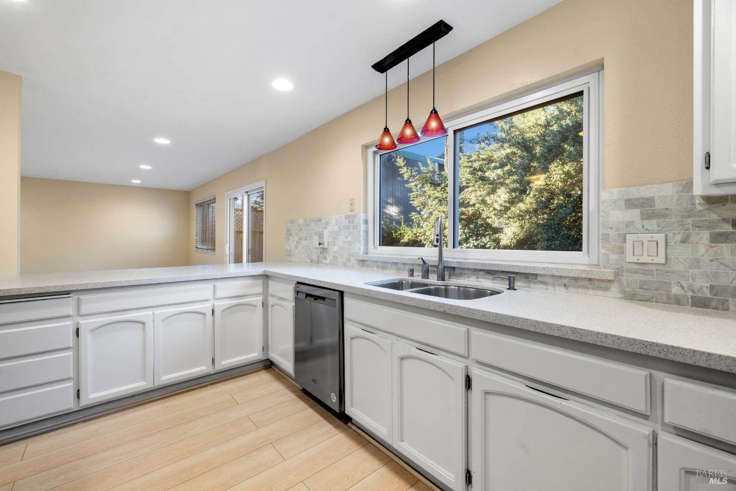 Detail Gallery Image 11 of 26 For 985 Hacienda Cir, Rohnert Park,  CA 94928 - 2 Beds | 1/1 Baths