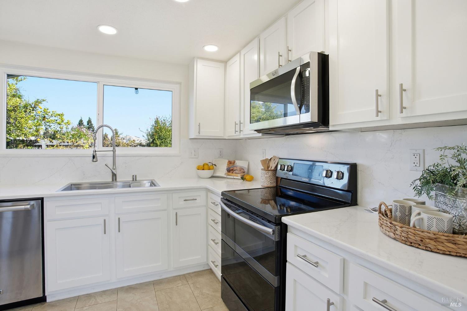 Detail Gallery Image 11 of 43 For 2420 Top Gallant Ct, Fairfield,  CA 94534 - 4 Beds | 2/1 Baths