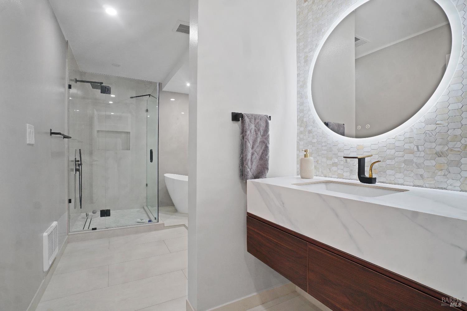 Detail Gallery Image 16 of 34 For 3330 Monterey Blvd, Oakland,  CA 94602 - 5 Beds | 3/1 Baths