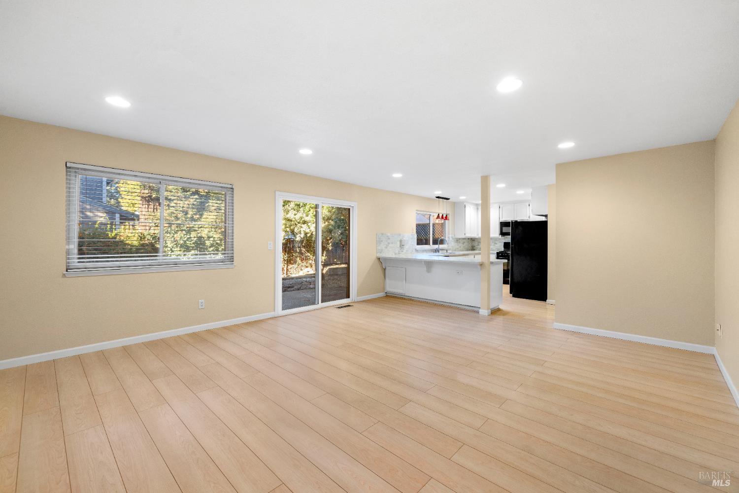 Detail Gallery Image 8 of 26 For 985 Hacienda Cir, Rohnert Park,  CA 94928 - 2 Beds | 1/1 Baths