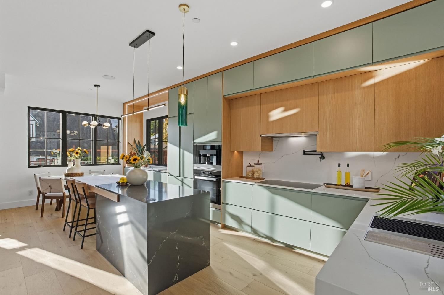 Detail Gallery Image 10 of 34 For 3021 Bateman St, Berkeley,  CA 94705 - 3 Beds | 2/1 Baths