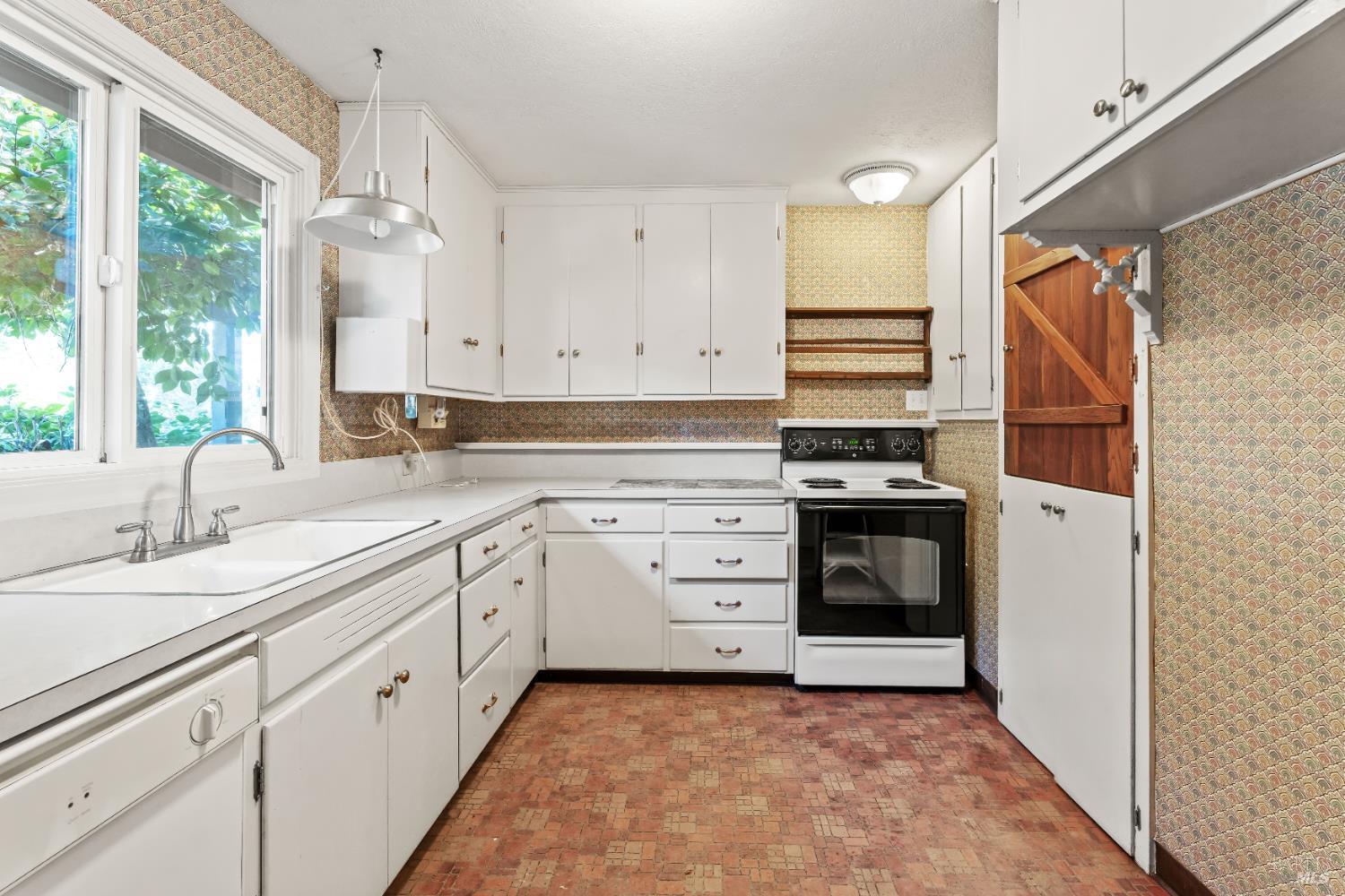 Detail Gallery Image 6 of 23 For 1575 Manzanita Dr, Ukiah,  CA 95482 - 3 Beds | 2/1 Baths