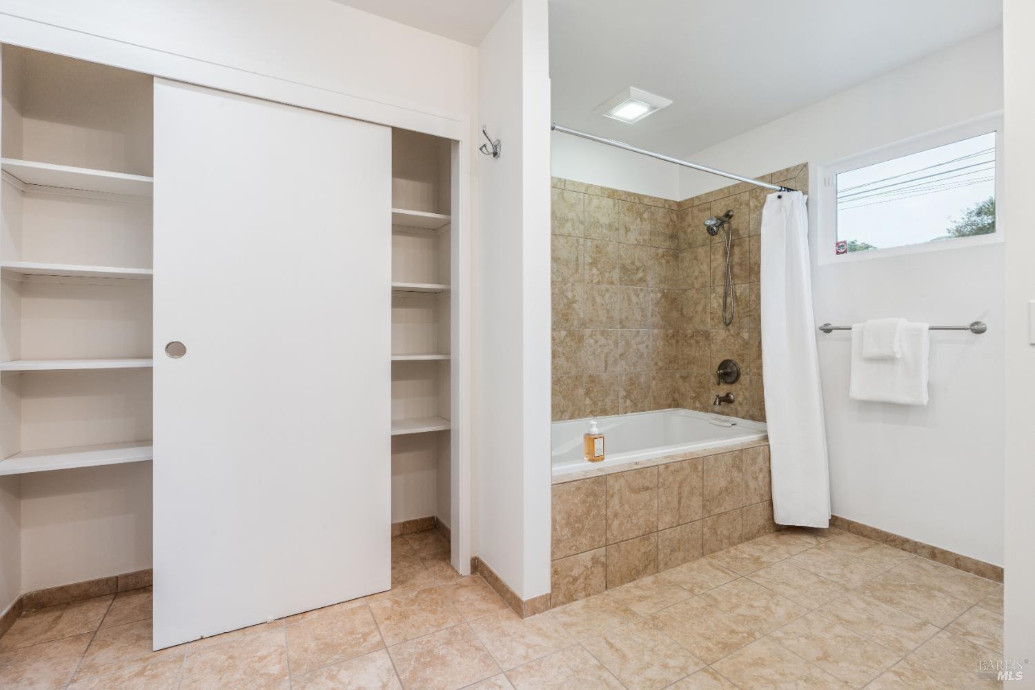 Detail Gallery Image 42 of 57 For 24 Bonnie Banks Way, San Rafael,  CA 94901 - 4 Beds | 3/1 Baths