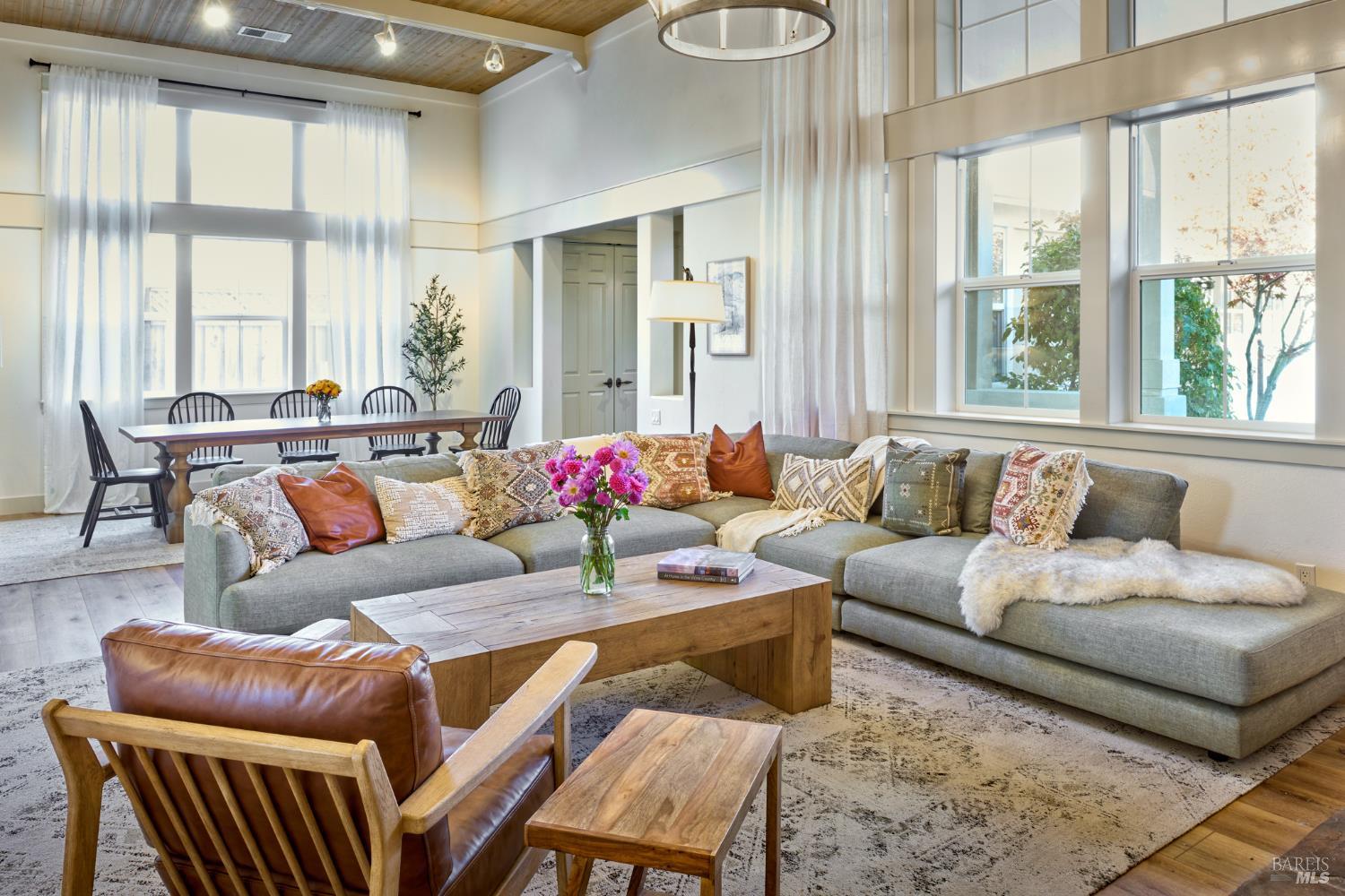 Detail Gallery Image 8 of 71 For 125 Savannah Way, Windsor,  CA 95492 - 5 Beds | 5 Baths