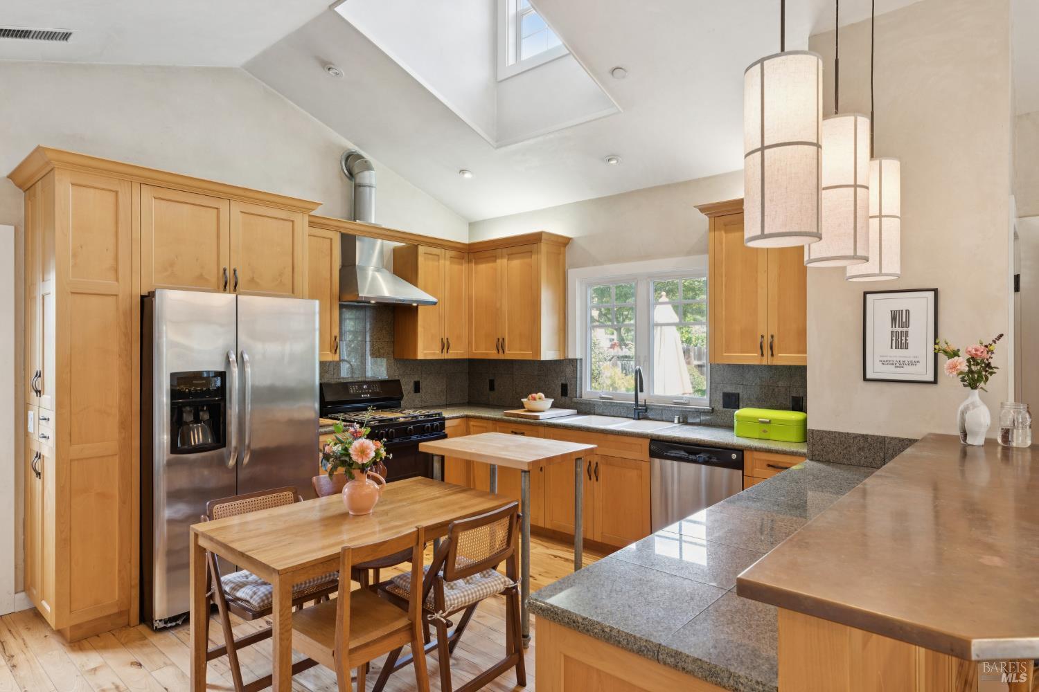 Detail Gallery Image 12 of 42 For 18470 Lucas Ave, Sonoma,  CA 95476 - 2 Beds | 1 Baths