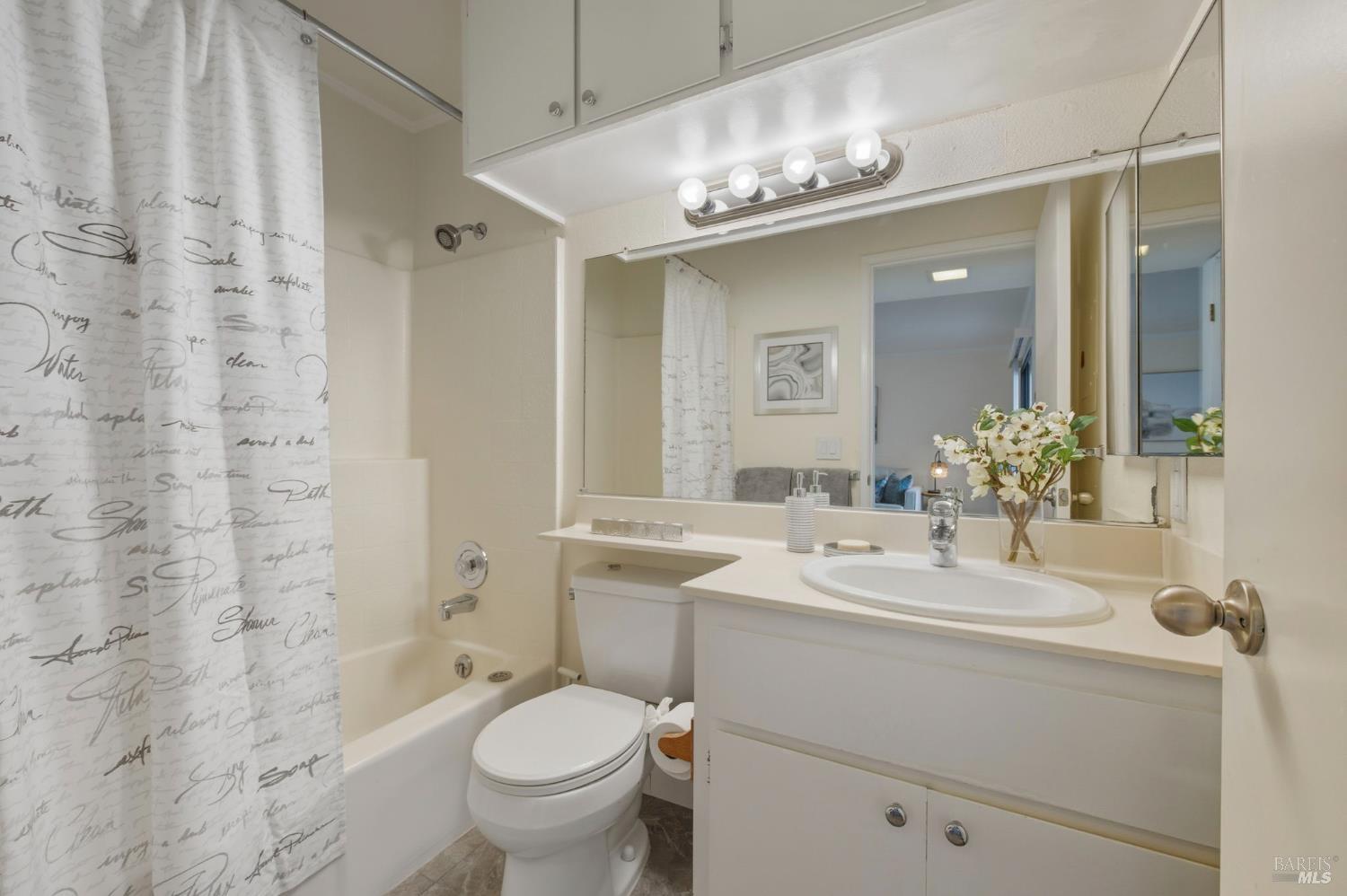 Detail Gallery Image 10 of 26 For 35 Village Cir, San Rafael,  CA 94903 - 1 Beds | 1 Baths