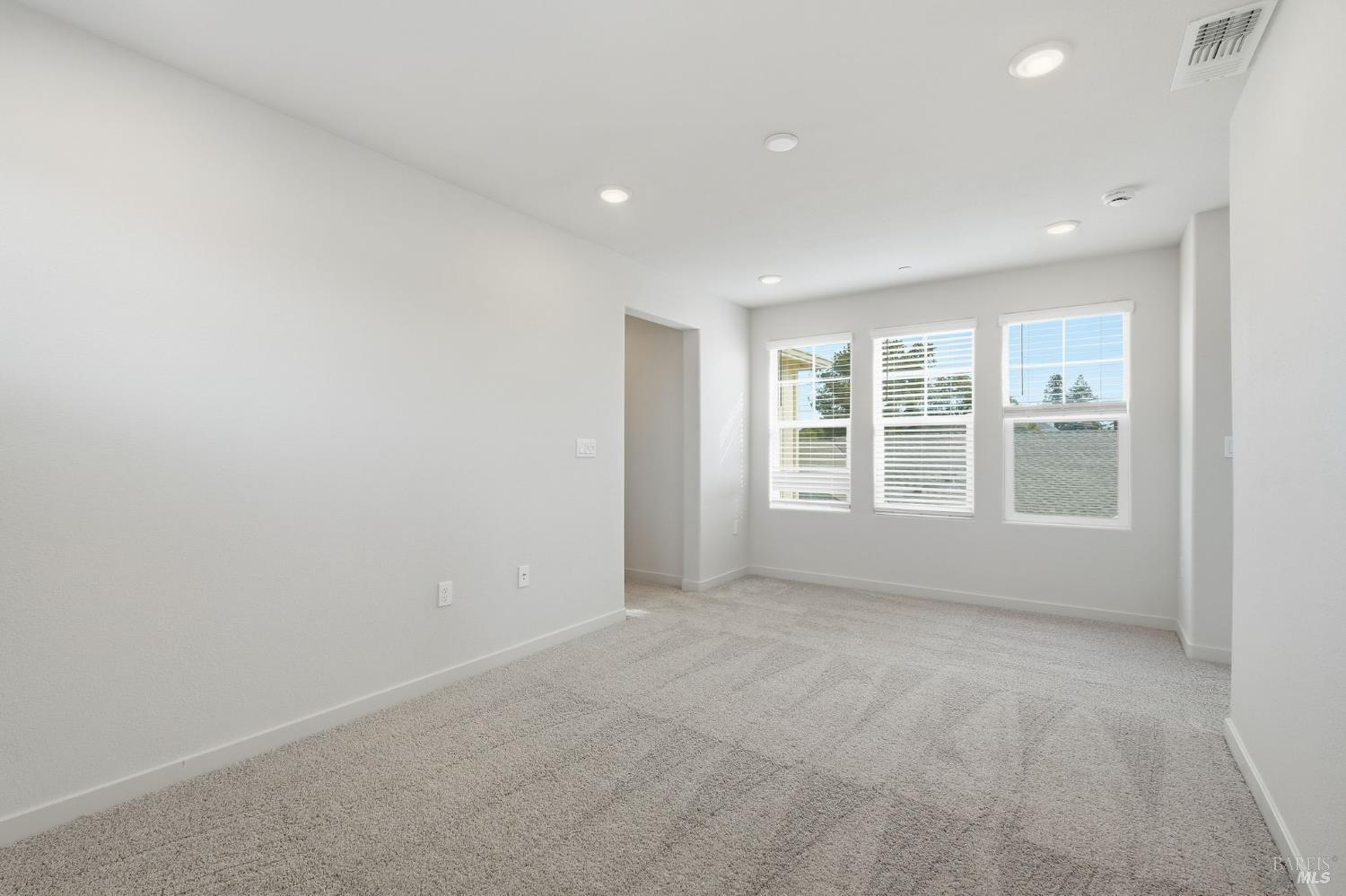 Detail Gallery Image 10 of 13 For 220 Octopus St, Suisun City,  CA 94585 - 3 Beds | 2/1 Baths