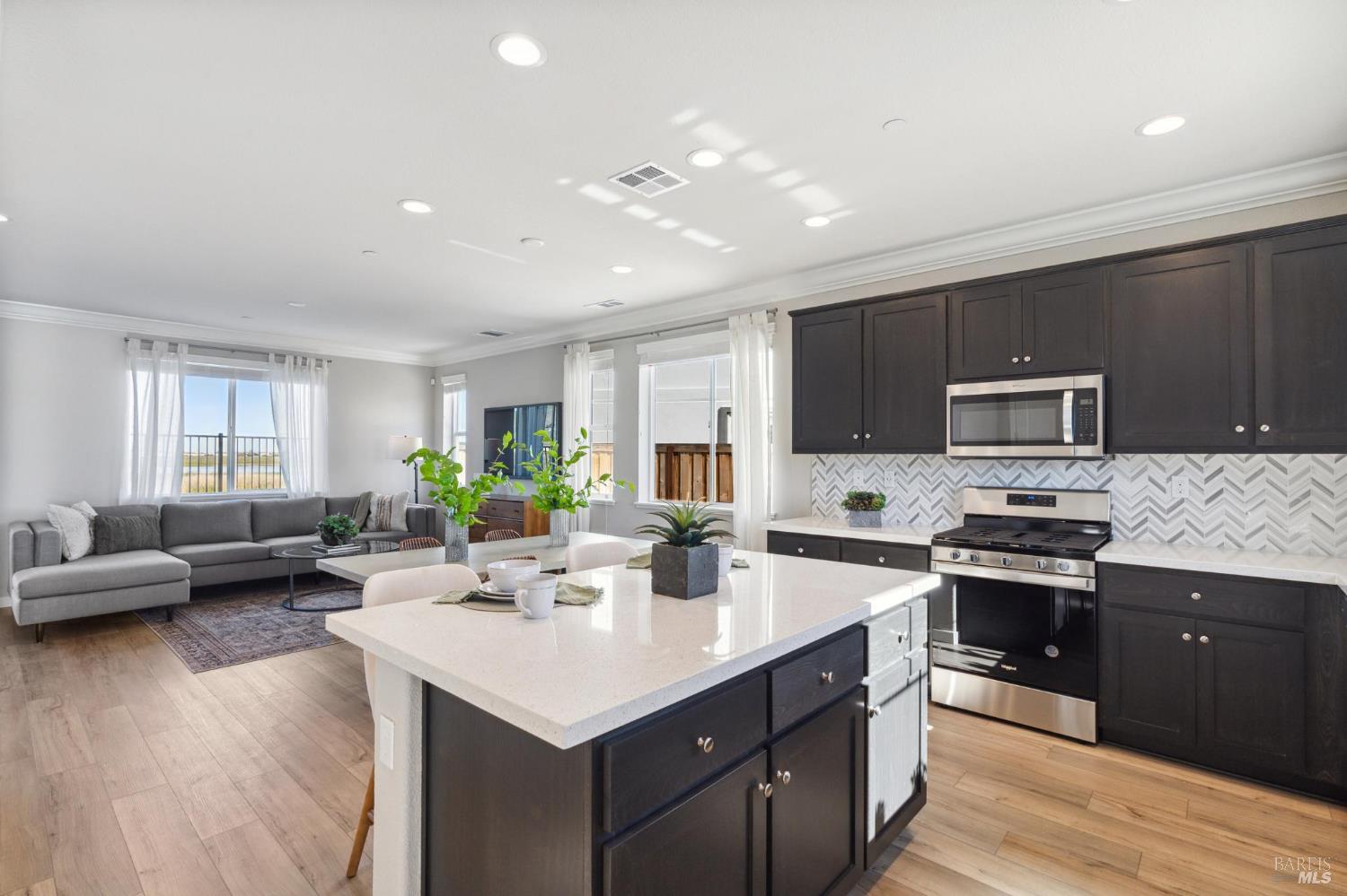 Detail Gallery Image 10 of 20 For 1468 Monument Ln, Fairfield,  CA 94533 - 4 Beds | 2/1 Baths