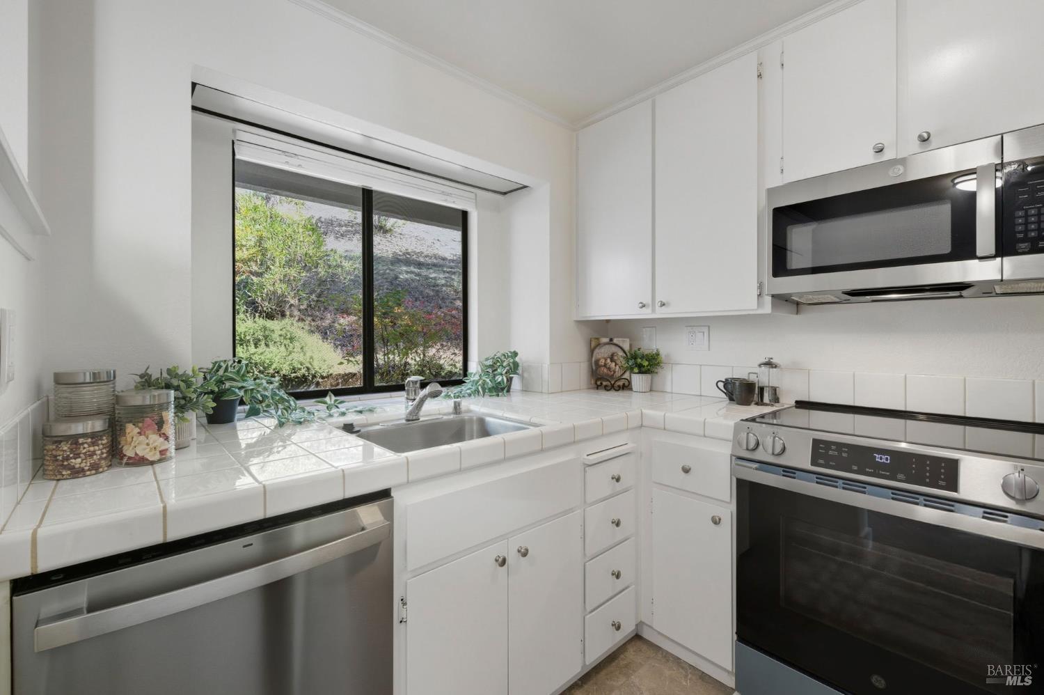 Detail Gallery Image 2 of 26 For 35 Village Cir, San Rafael,  CA 94903 - 1 Beds | 1 Baths