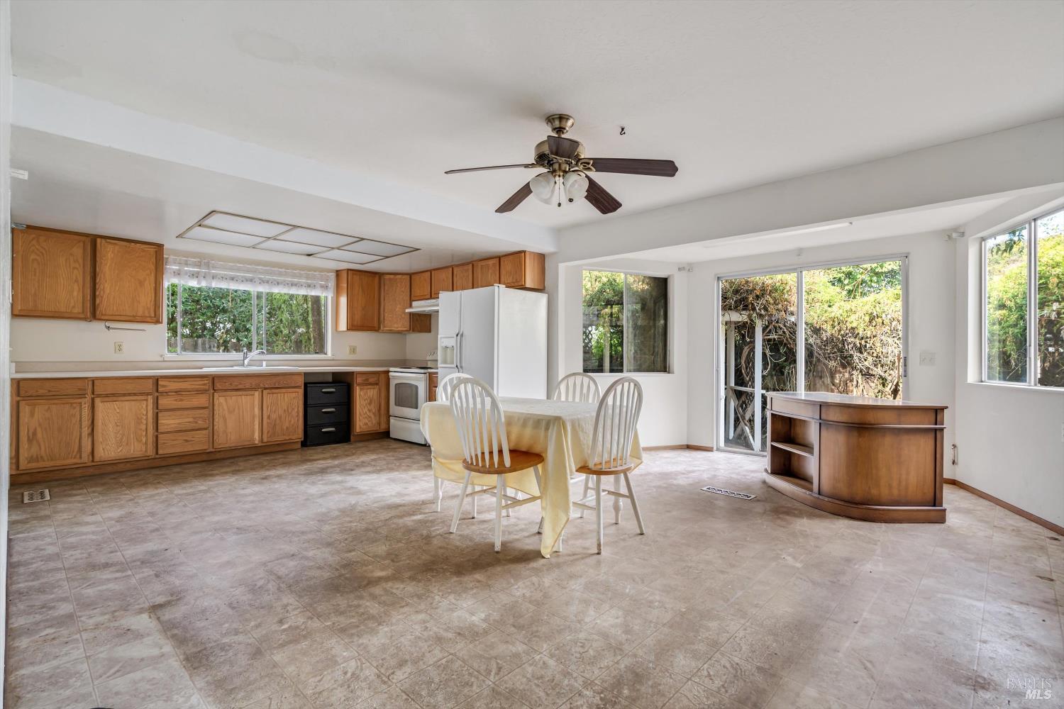 Detail Gallery Image 6 of 25 For 2320 Masterson Ct, Santa Rosa,  CA 95403 - 3 Beds | 2 Baths