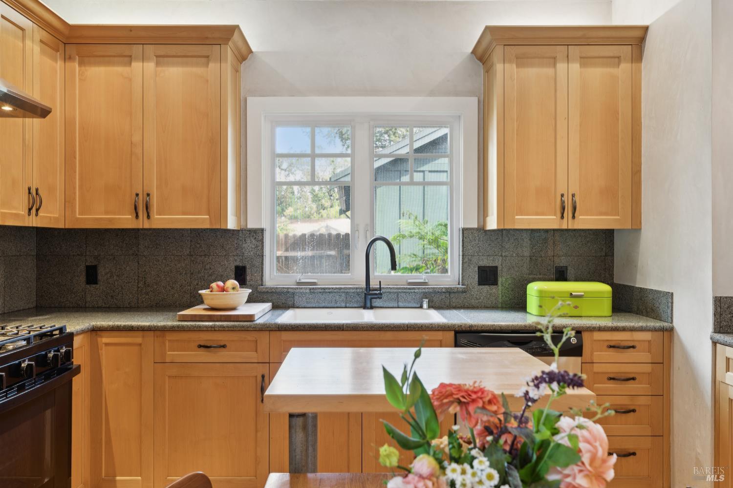 Detail Gallery Image 14 of 42 For 18470 Lucas Ave, Sonoma,  CA 95476 - 2 Beds | 1 Baths