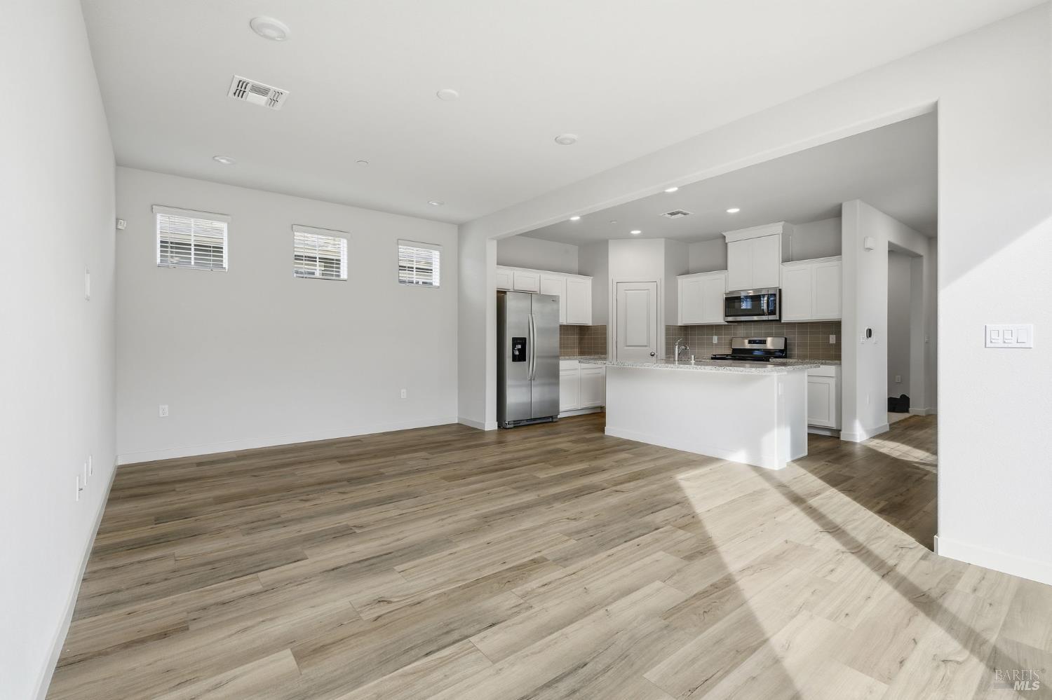 Detail Gallery Image 2 of 13 For 220 Octopus St, Suisun City,  CA 94585 - 3 Beds | 2/1 Baths