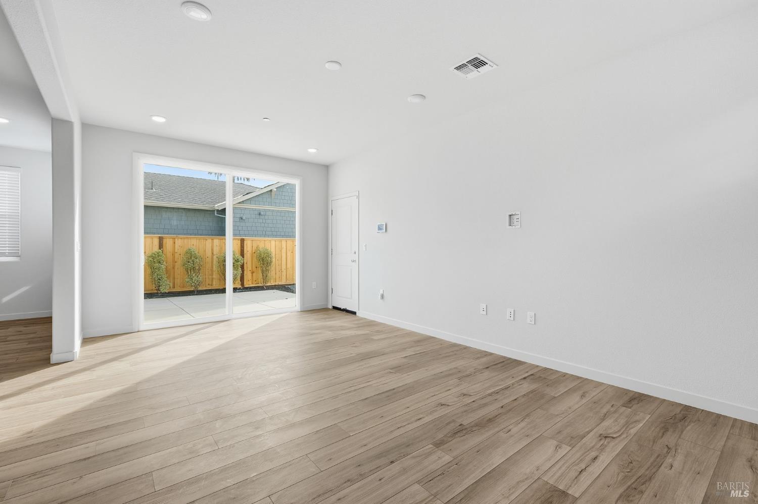 Detail Gallery Image 4 of 13 For 220 Octopus St, Suisun City,  CA 94585 - 3 Beds | 2/1 Baths