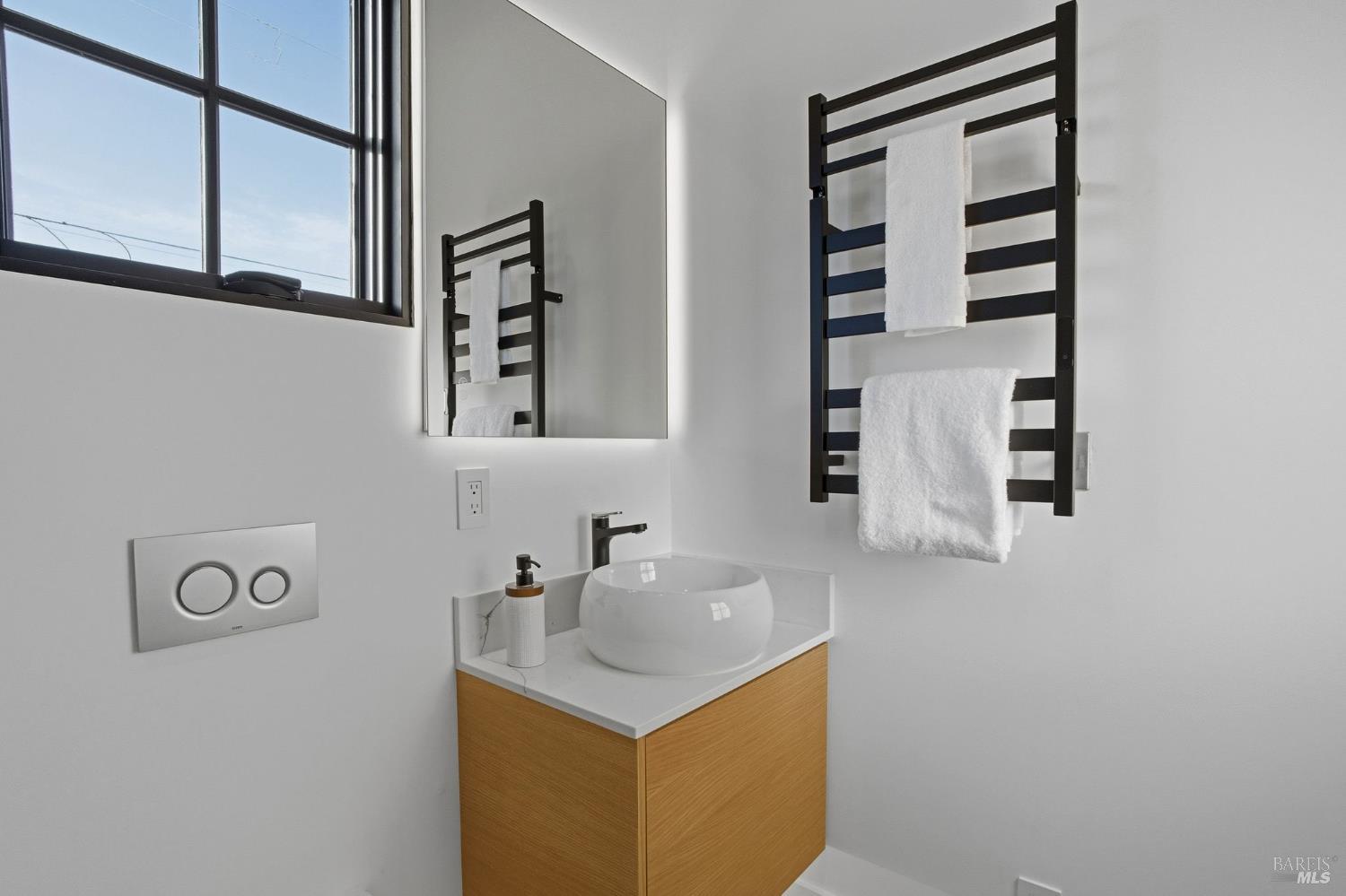 Detail Gallery Image 28 of 34 For 3021 Bateman St, Berkeley,  CA 94705 - 3 Beds | 2/1 Baths