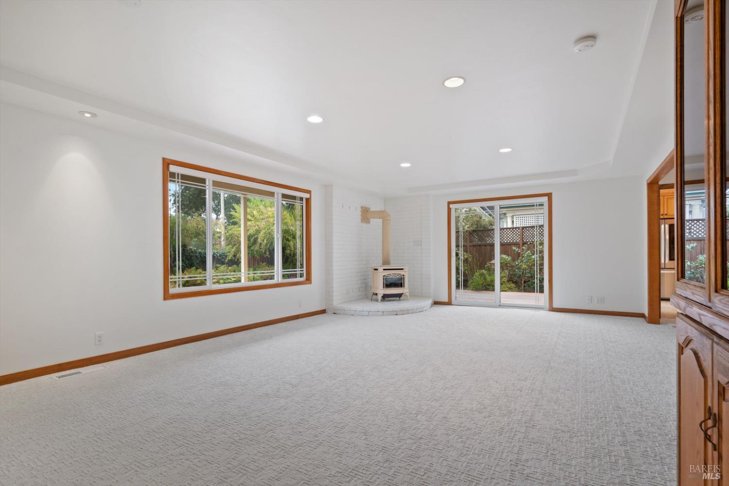 Detail Gallery Image 9 of 30 For 811 D St, Petaluma,  CA 94952 - 4 Beds | 3 Baths