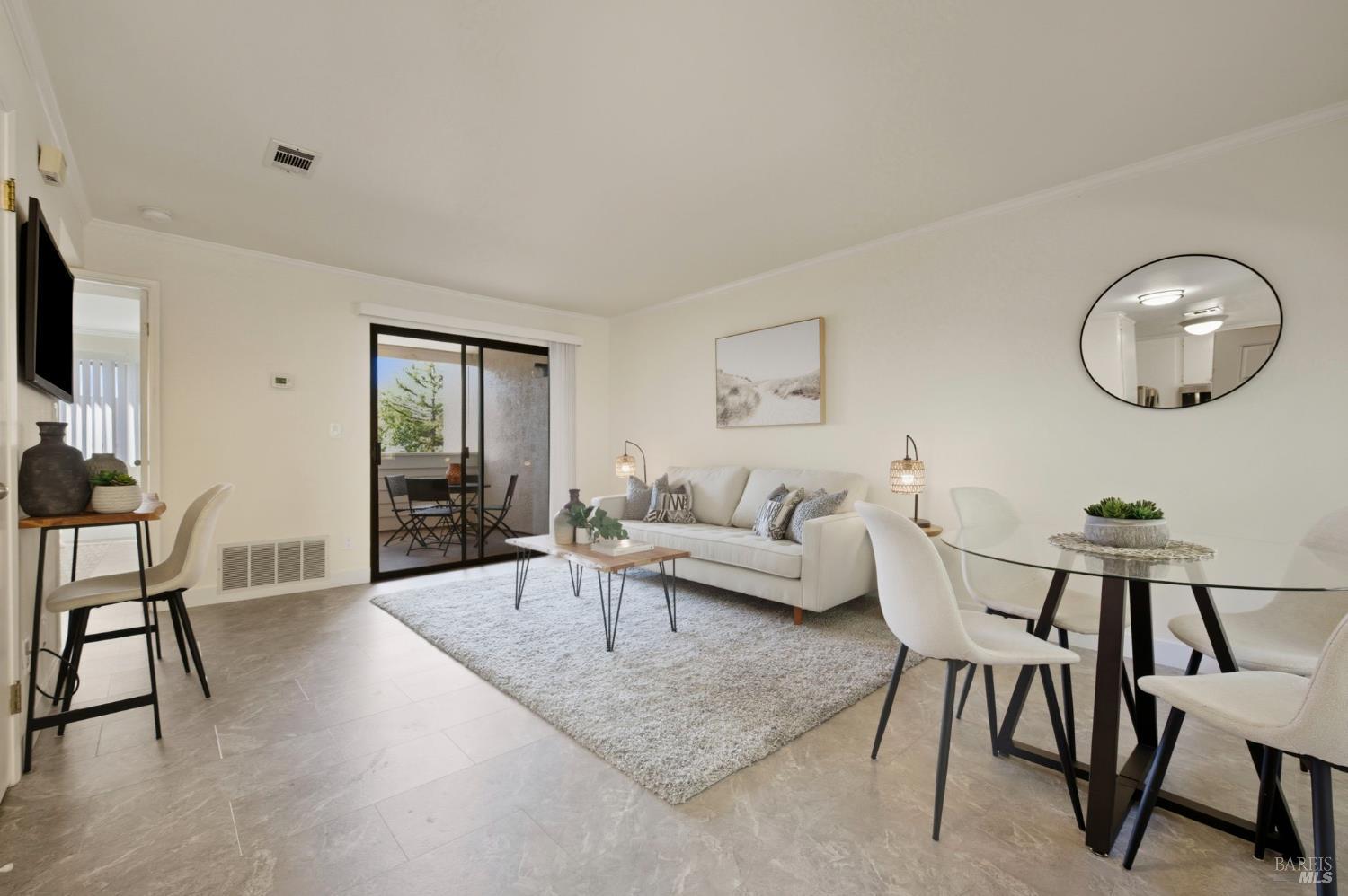 Detail Gallery Image 4 of 26 For 35 Village Cir, San Rafael,  CA 94903 - 1 Beds | 1 Baths