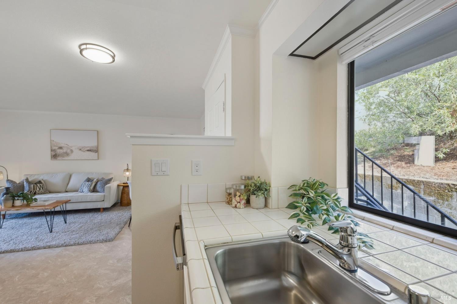 Detail Gallery Image 6 of 26 For 35 Village Cir, San Rafael,  CA 94903 - 1 Beds | 1 Baths