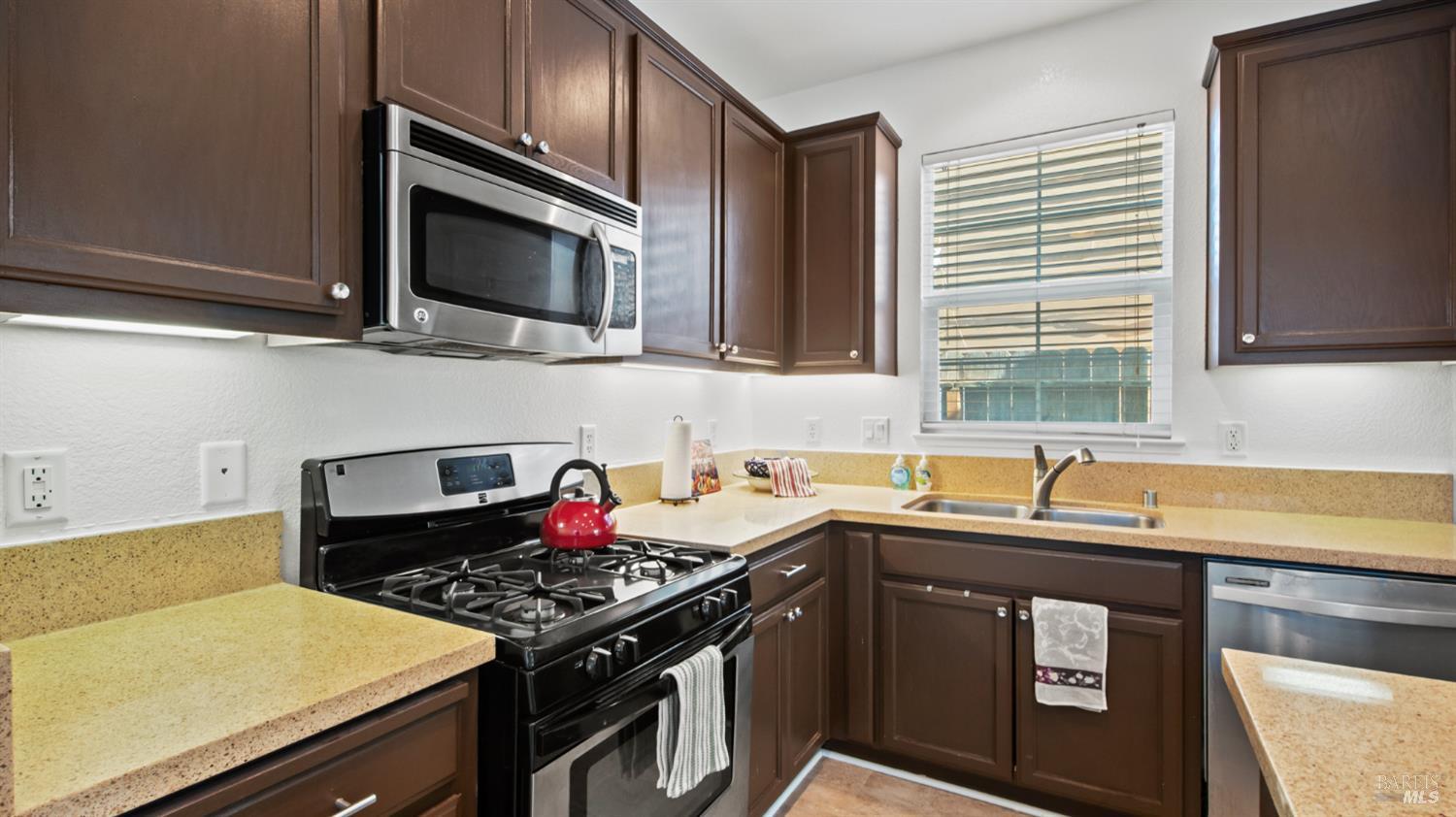 Detail Gallery Image 12 of 40 For 915 Liberty Dr, Suisun City,  CA 94585 - 4 Beds | 2/1 Baths