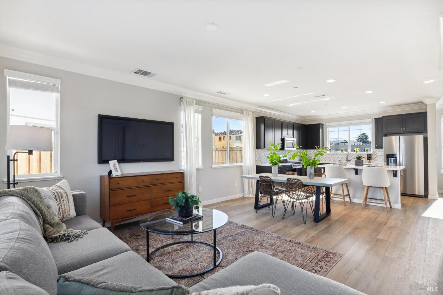 Detail Gallery Image 4 of 20 For 1468 Monument Ln, Fairfield,  CA 94533 - 4 Beds | 2/1 Baths