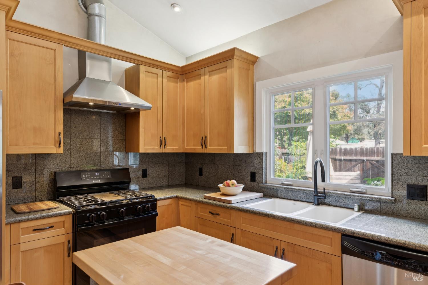 Detail Gallery Image 13 of 42 For 18470 Lucas Ave, Sonoma,  CA 95476 - 2 Beds | 1 Baths