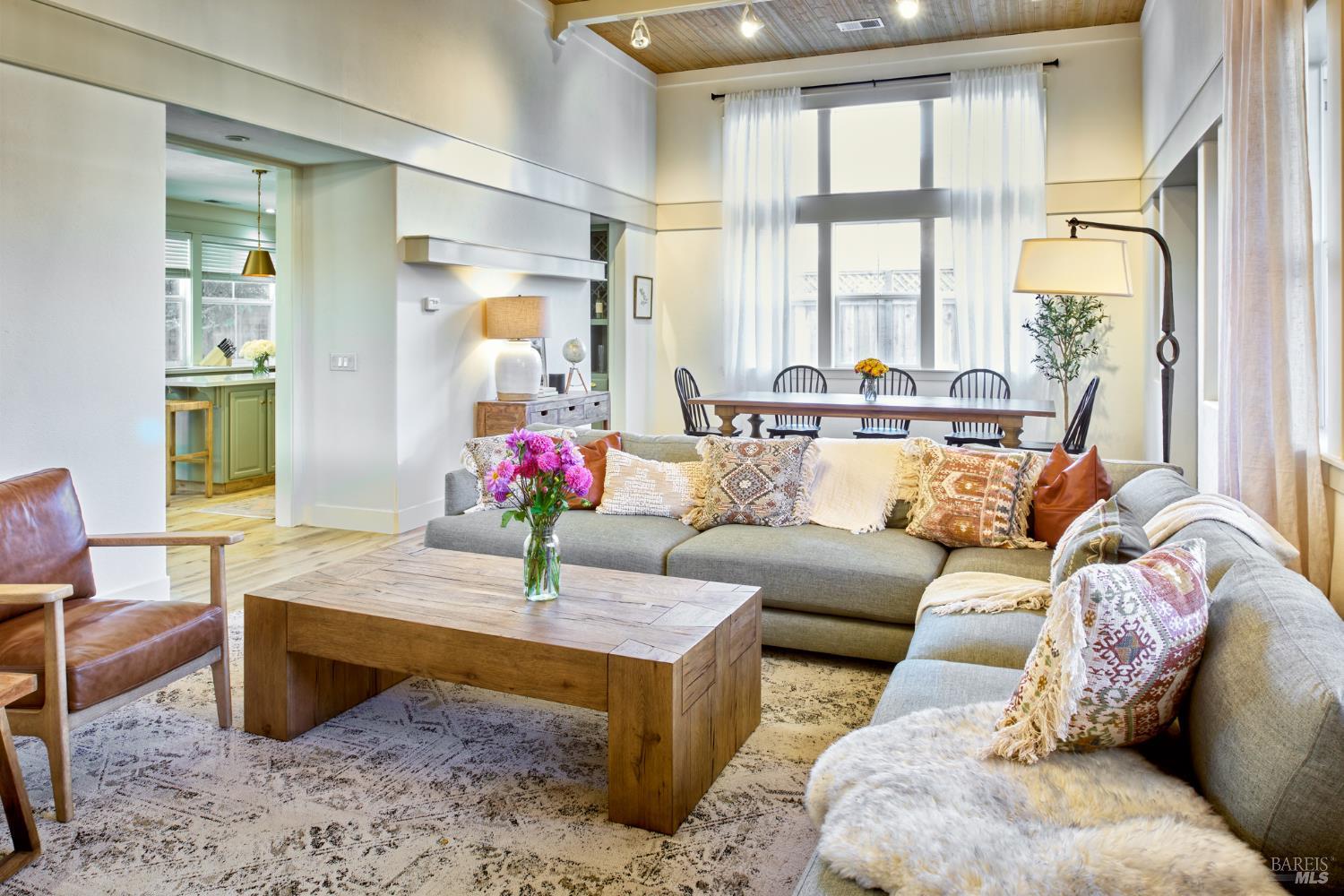 Detail Gallery Image 9 of 71 For 125 Savannah Way, Windsor,  CA 95492 - 5 Beds | 5 Baths