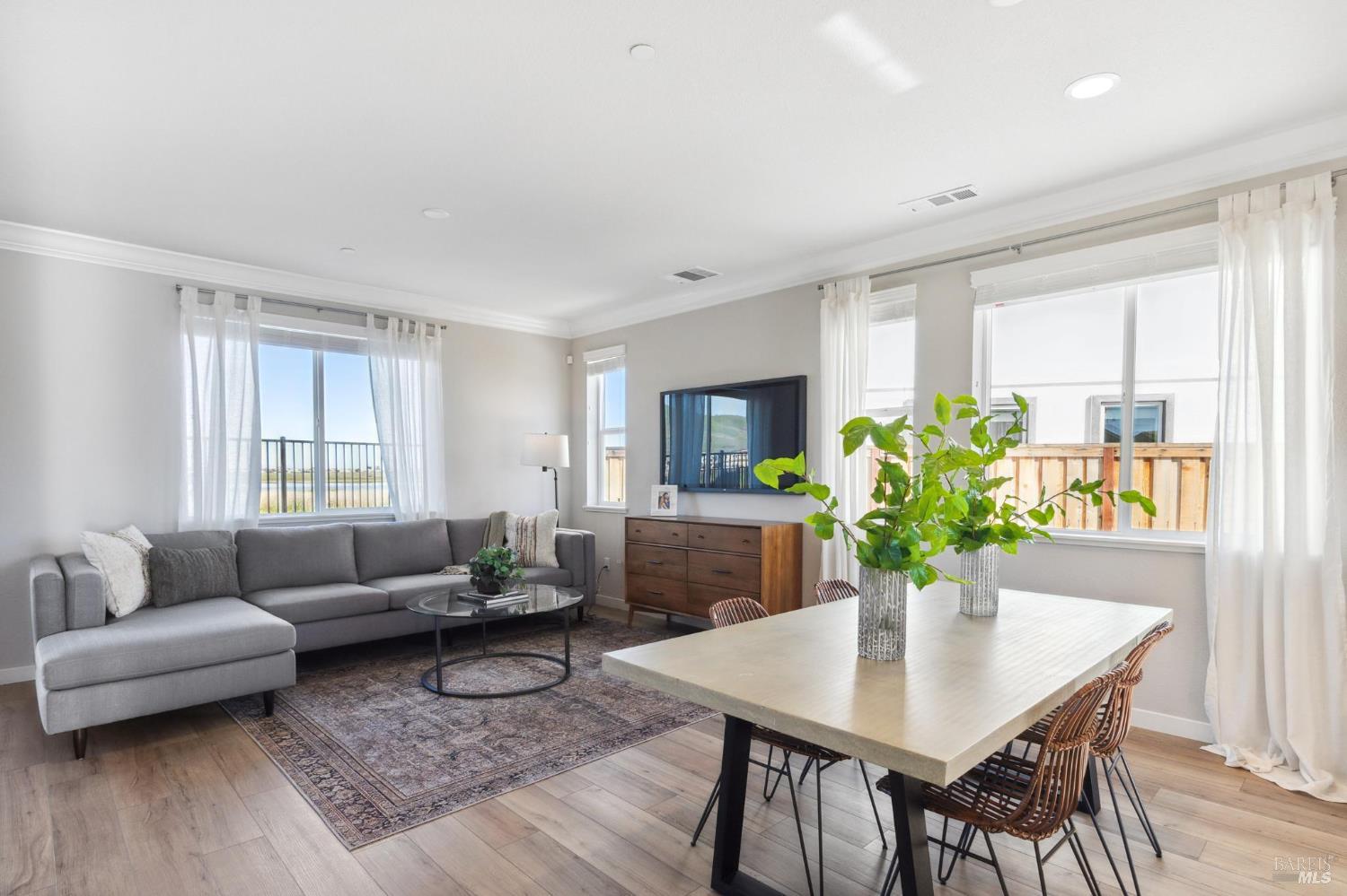 Detail Gallery Image 7 of 20 For 1468 Monument Ln, Fairfield,  CA 94533 - 4 Beds | 2/1 Baths